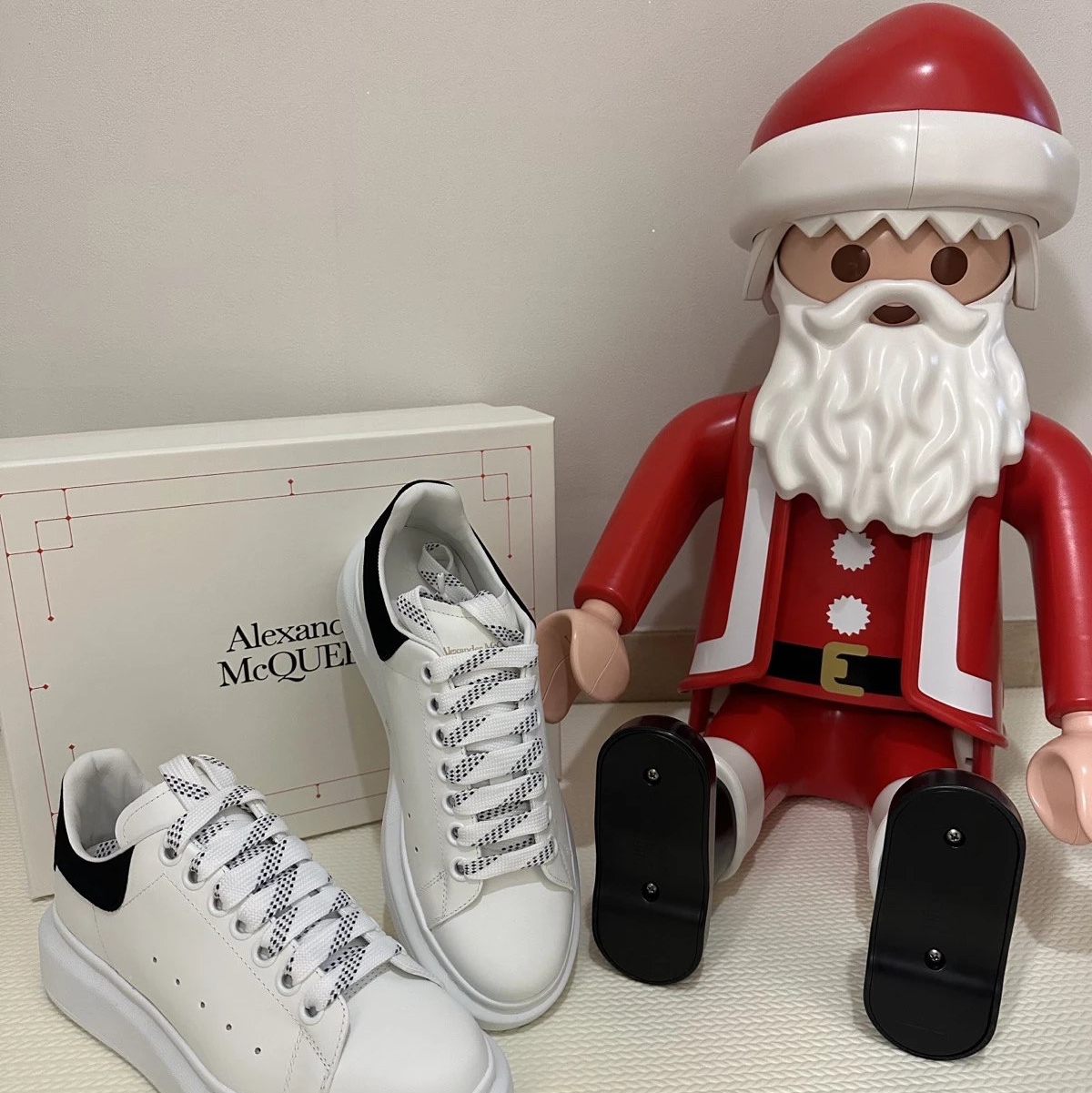 (W) Alexander McQueen Oversized Sneakers White Black 착용 스타일 - 2