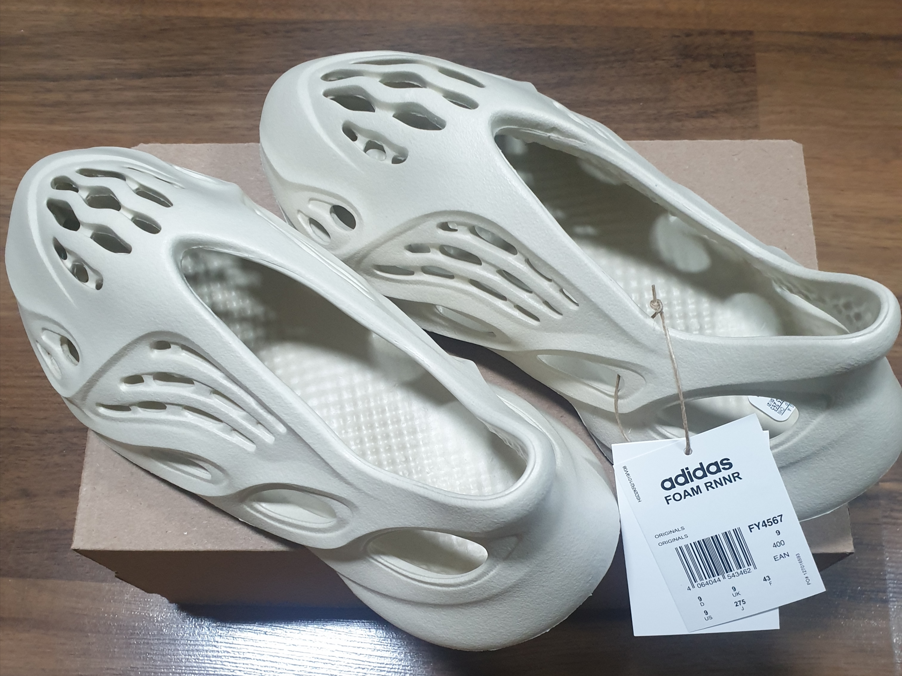 Adidas Yeezy Foam RNNR Sand 착용 스타일 - 2