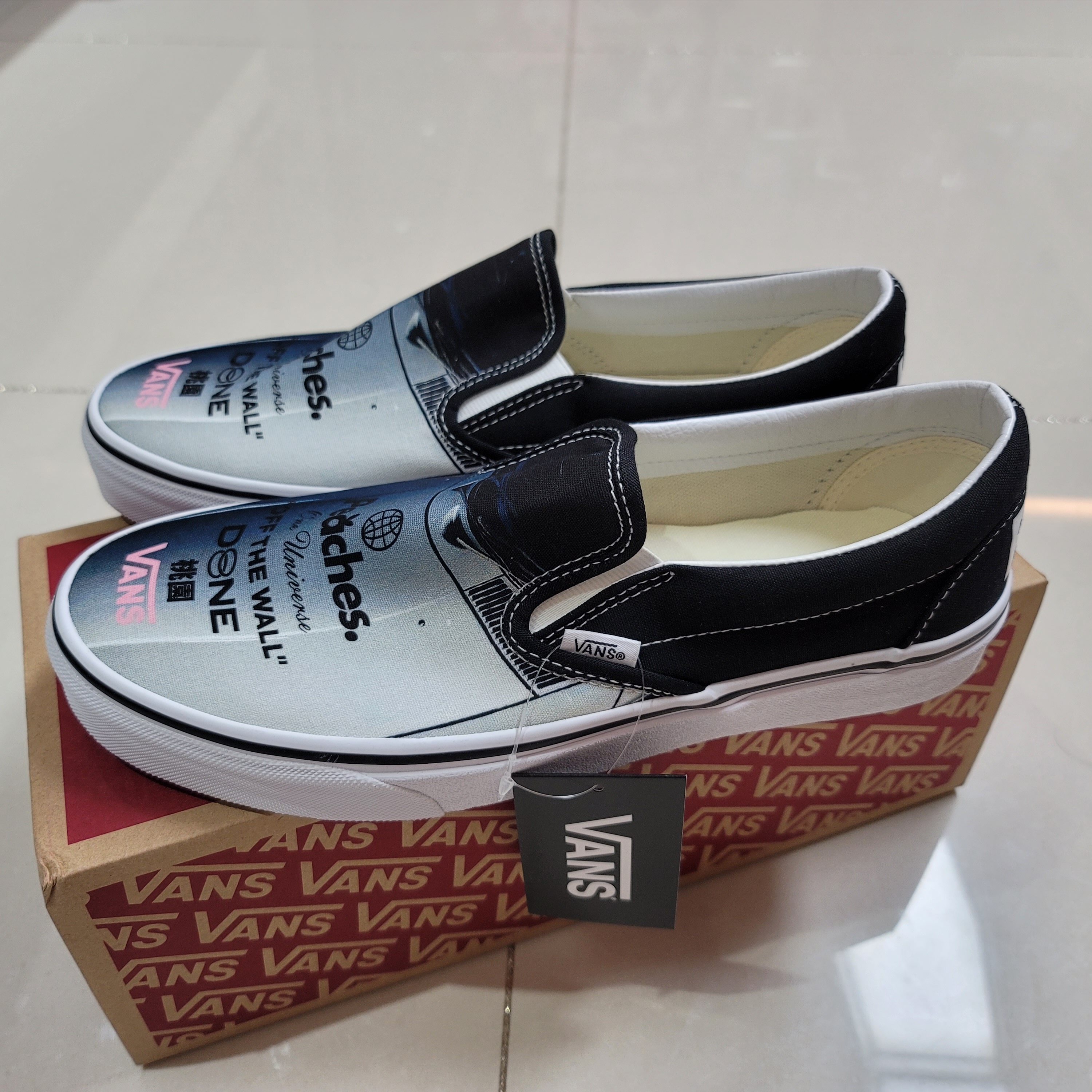 Vans x Peaches. Classic Slip-On Black True White, Vans x Peaches. Authentic Black Multi 착용 스타일 - 2