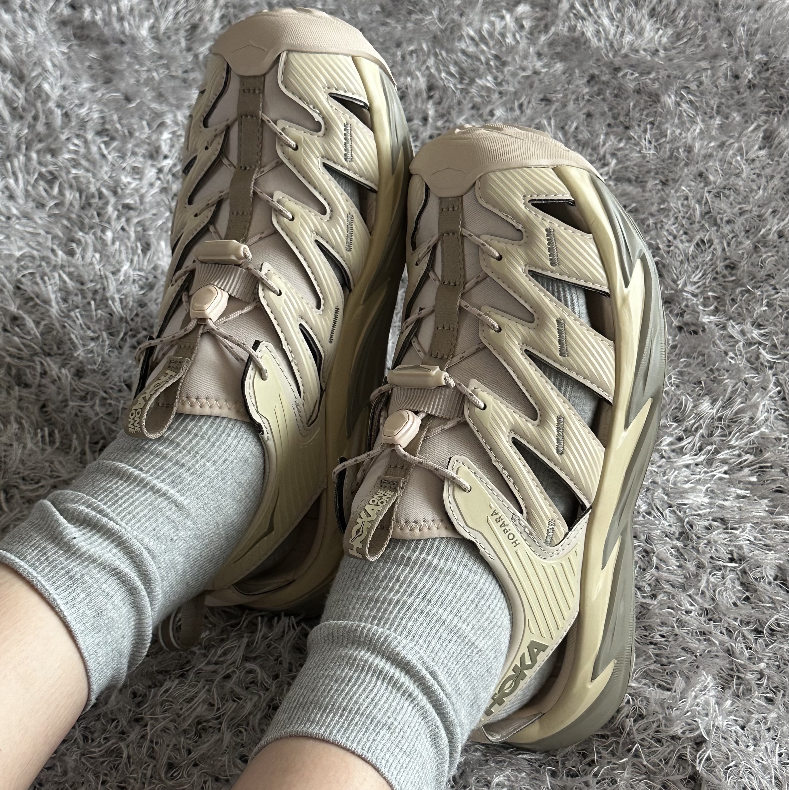 Hoka Hopara Shifting Sand Dune 착용 스타일