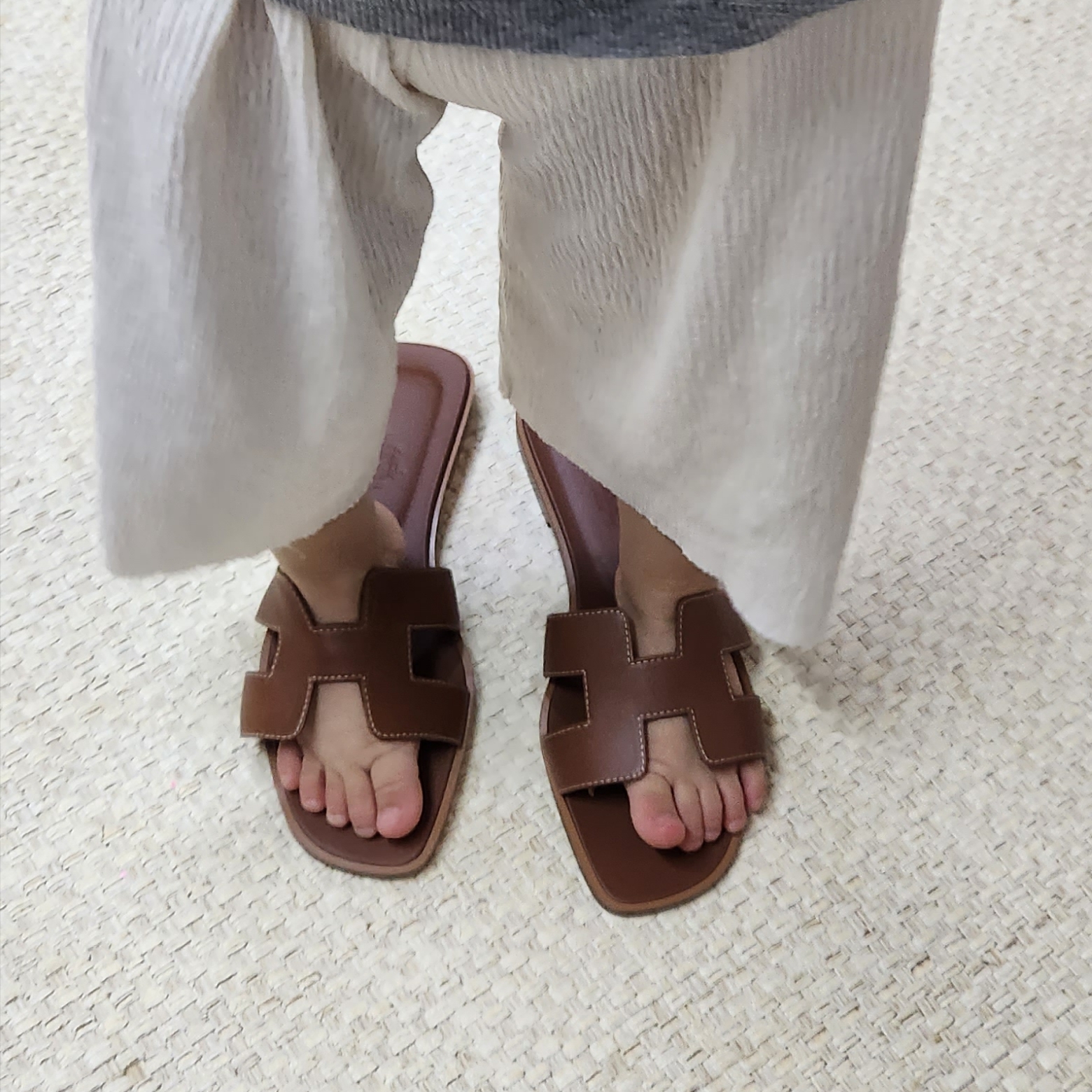 (W) Hermes Oran Sandal Calfskin & Gold Piqures Ecrues 착용 스타일 - 2