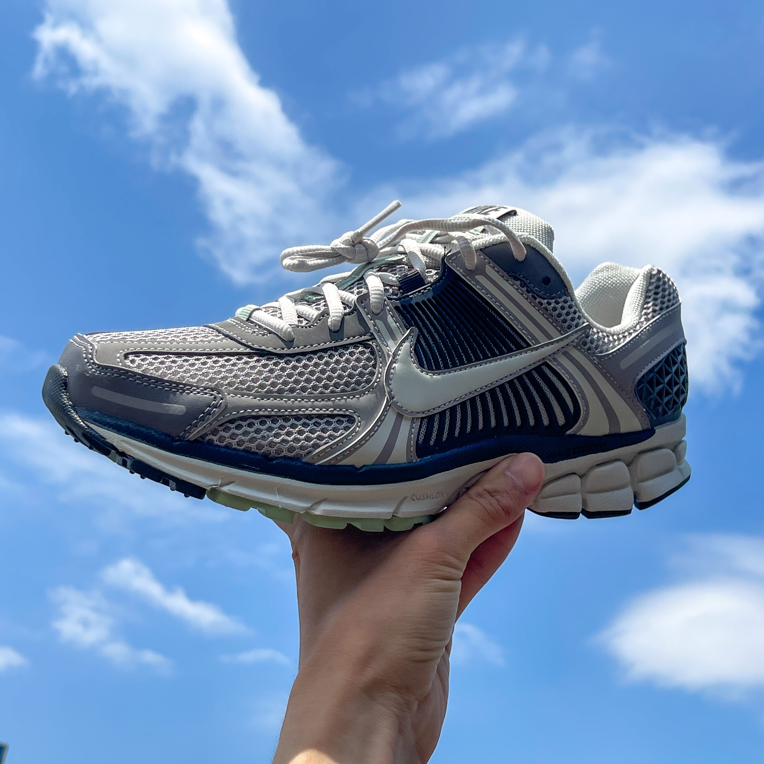 (W) Nike Zoom Vomero 5 Cobblestone and Flat Pewter 착용 스타일