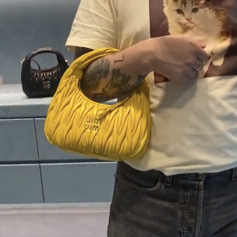 Miu Miu Wander Matelasse Nappa Leather Mini Hobo Bag Sunny Yellow 착용 스타일