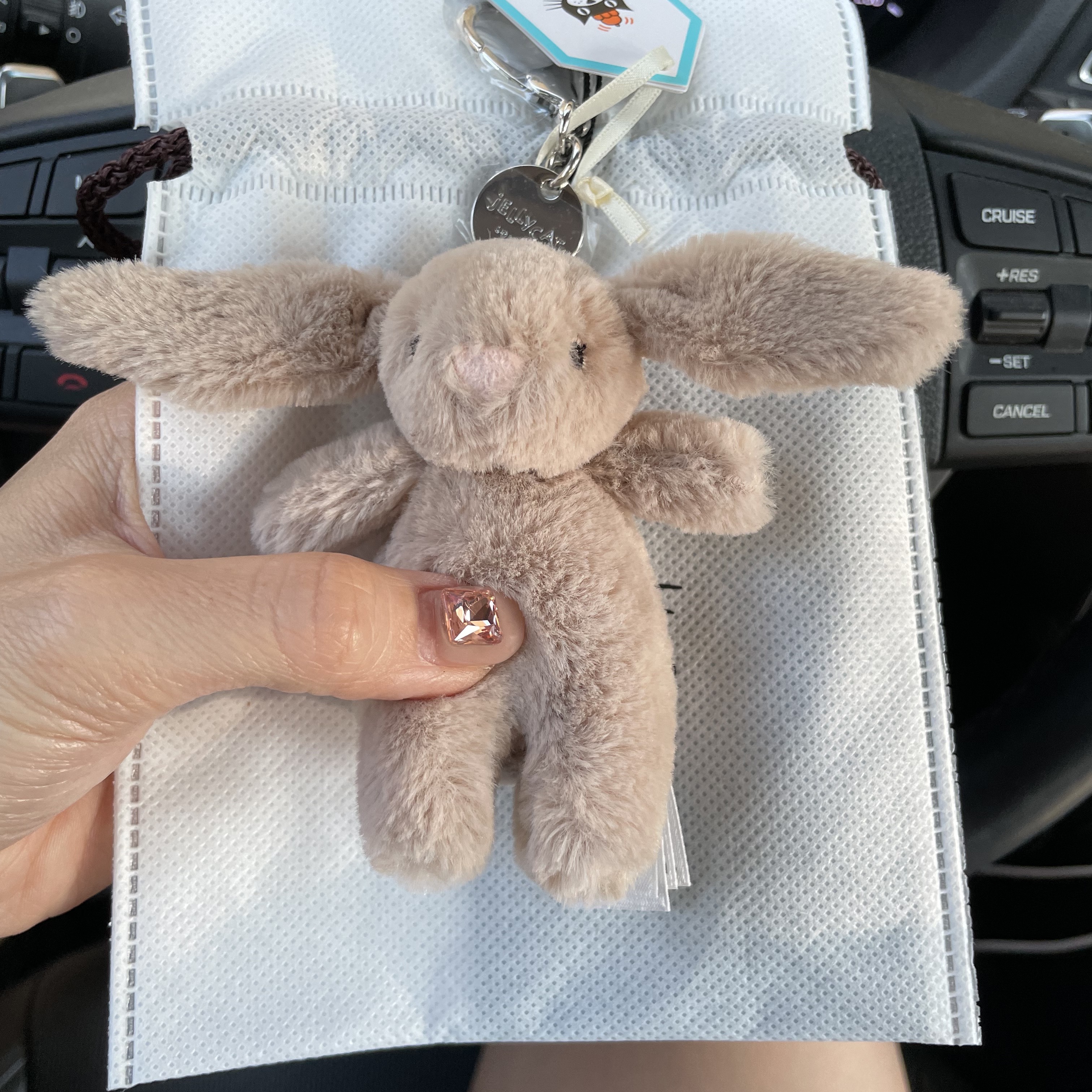 Jellycat Bashful Bunny Bag Charm Beige 착용 스타일