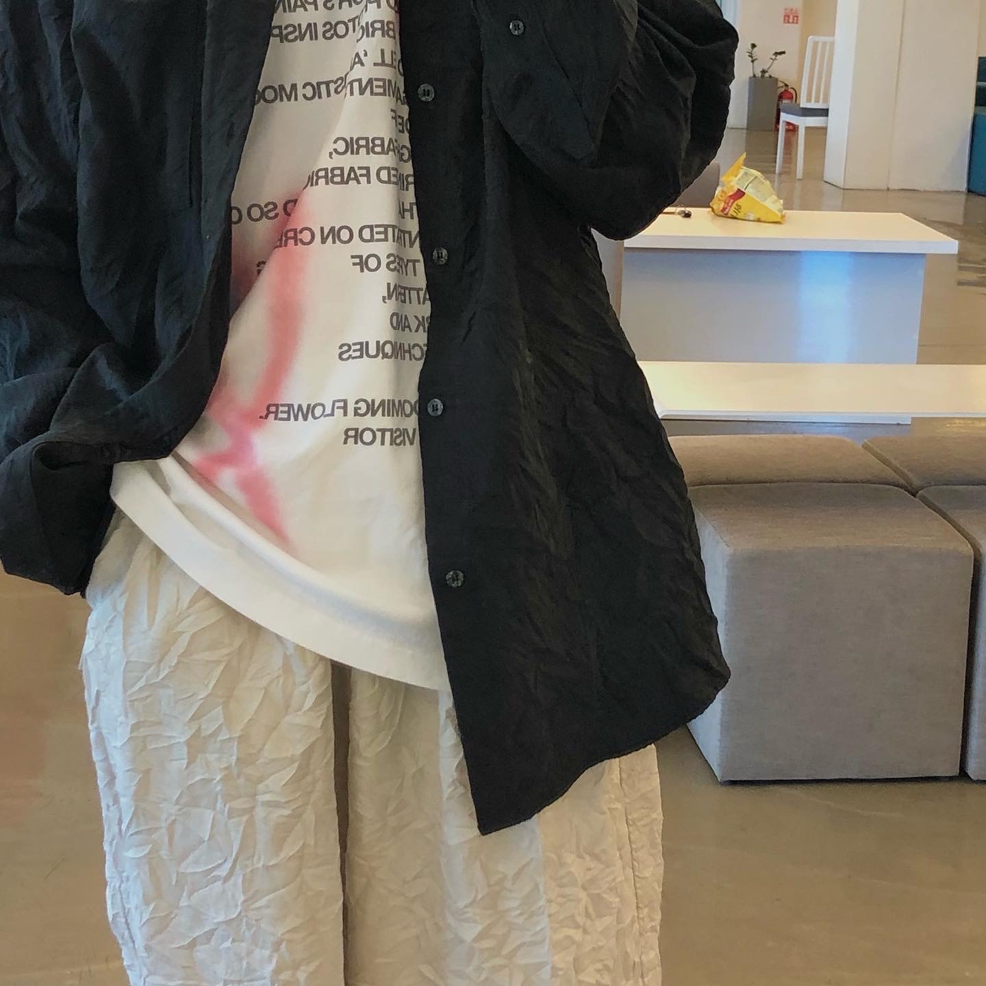 Stussy Ralphie Big Crinkle Pants Natural, The Museum Visitor Heart Sprayed T-Shirt White 착용 스타일 - 3