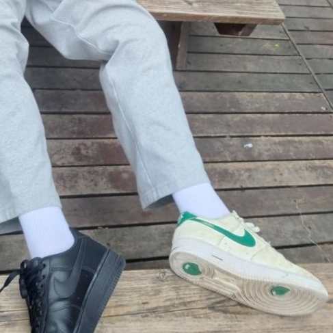 Nike Air Force 1 '07 Low Triple Black, Nike Air Force 1 '07 LV8 40th Anniversary Join Forces Sail Malachite 착용 스타일 - 1