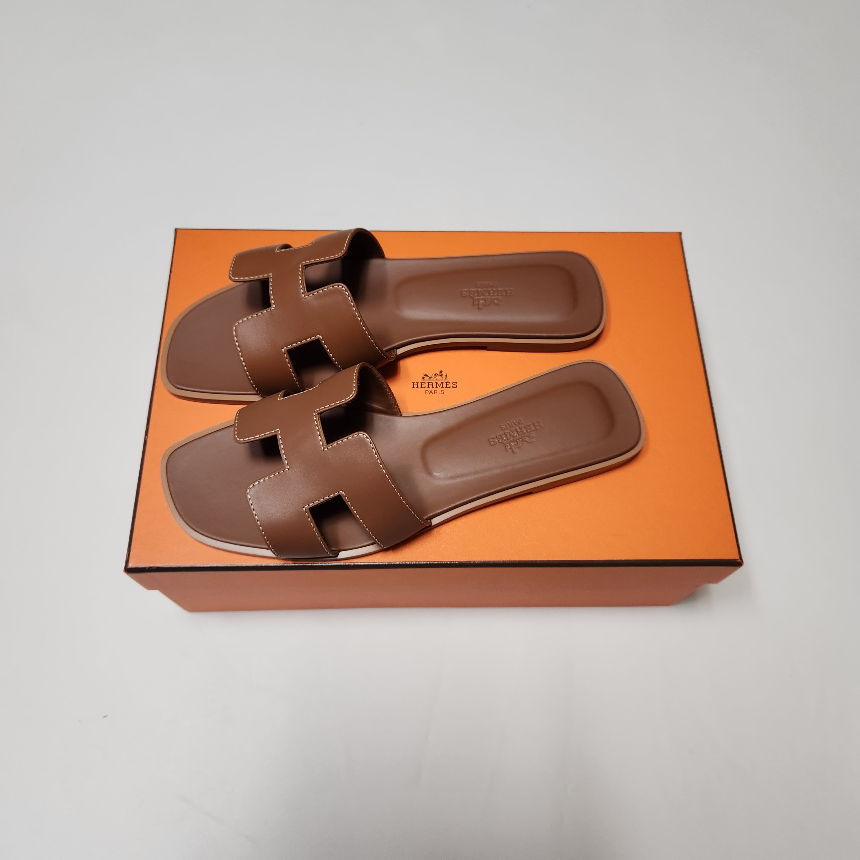 (W) Hermes Oran Sandal Calfskin & Gold Piqures Ecrues 착용 스타일 - 1