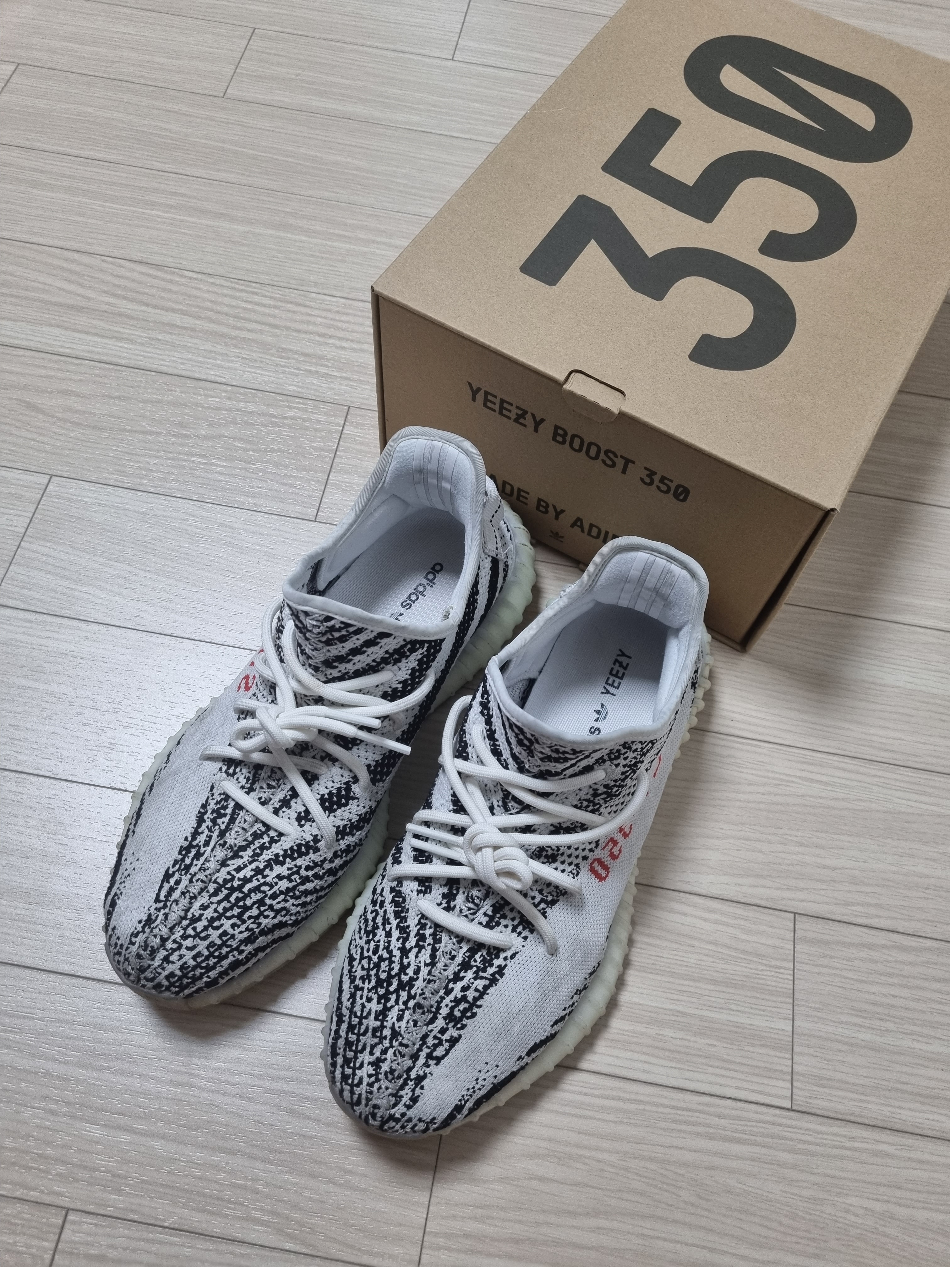 Adidas Yeezy Boost 350 V2 Zebra 2017/2019/2020 착용 스타일
