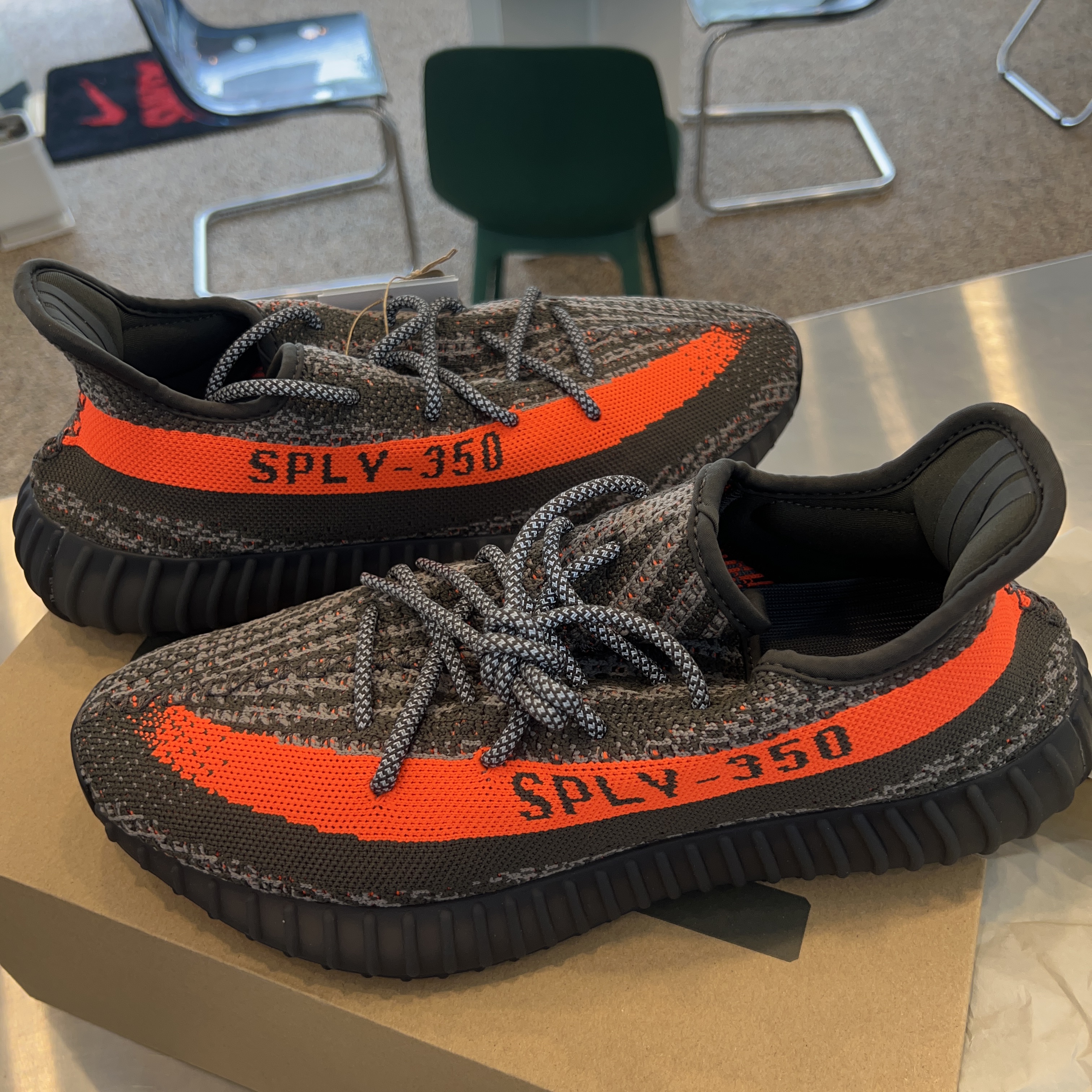 Adidas Yeezy Boost 350 V2 Carbon Beluga 착용 스타일