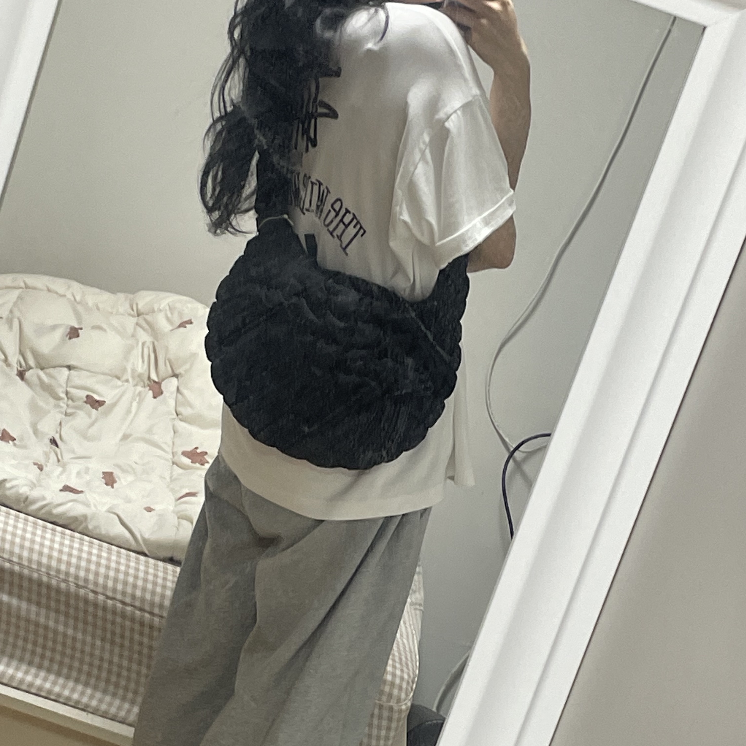 COS Quilted Messenger Bag Black, Nike x Stussy T-Shirt White (DV1774-100) 착용 스타일