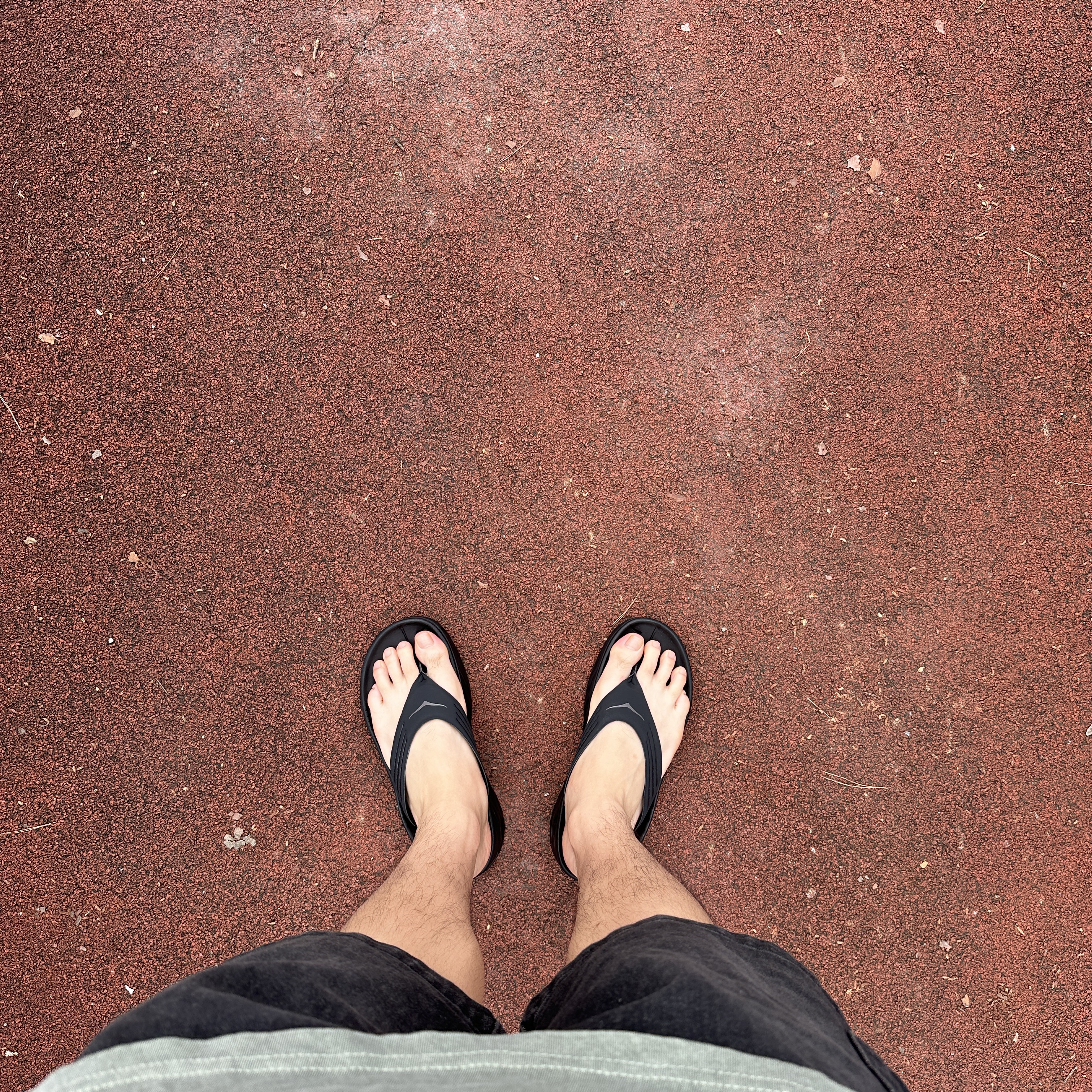 Hoka Ora Recovery Flip Black 착용 스타일
