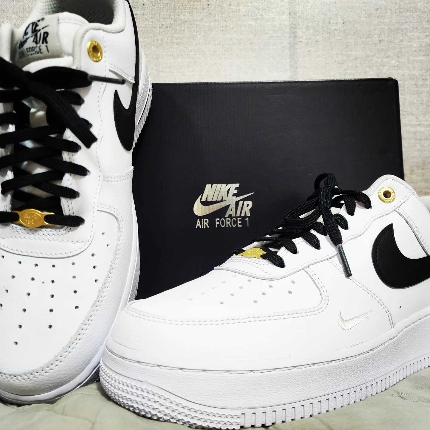 Nike Air Force 1 '07 LV8 40th Anniversary Join Forces White Black 착용 스타일 - 2
