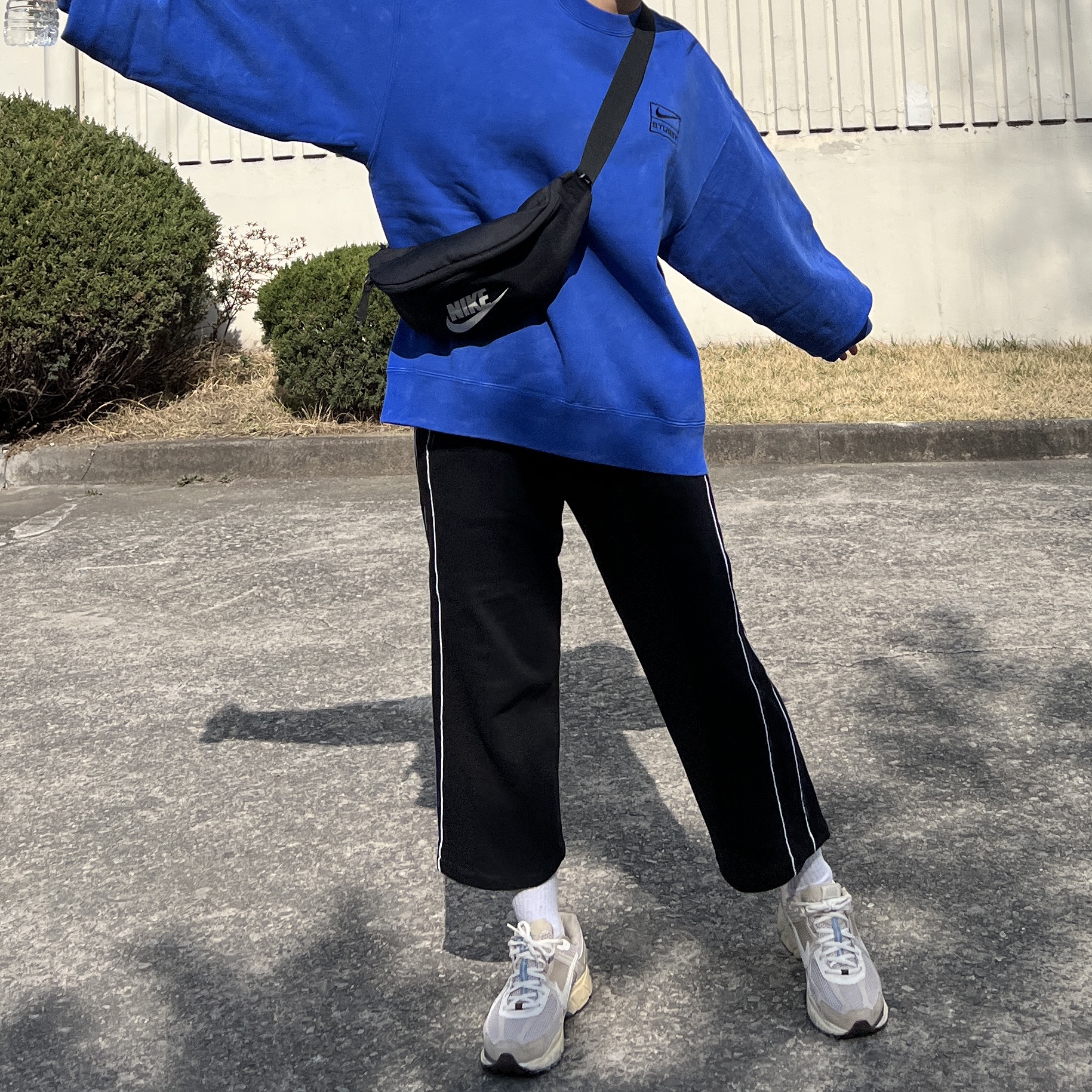Nike x Stussy NRG Acid Washed Crewneck Game Royal (DR4024-480), (W) Nike Zoom Vomero 5 Oatmeal 착용 스타일