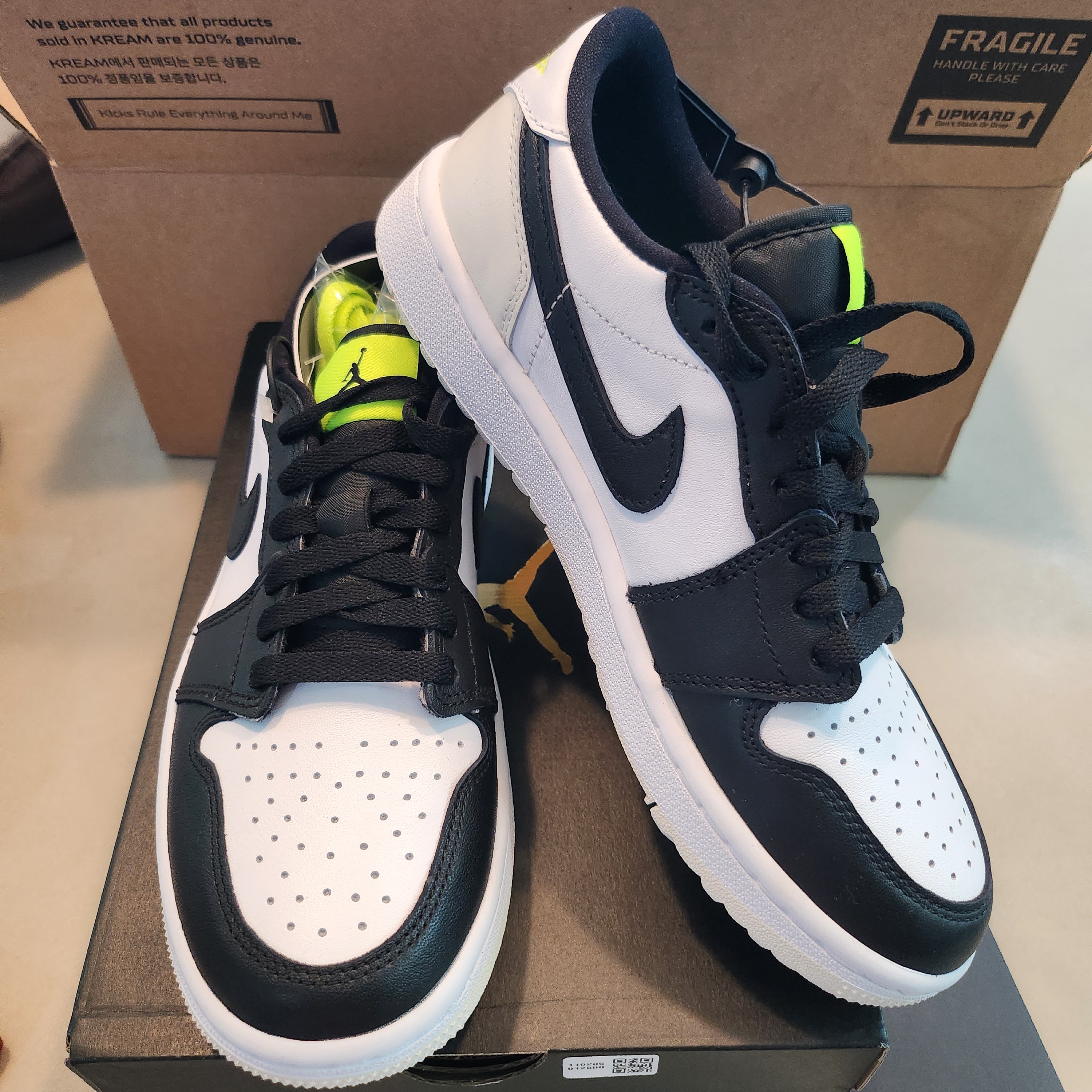 Jordan 1 Low Golf Black White and Volt 착용 스타일
