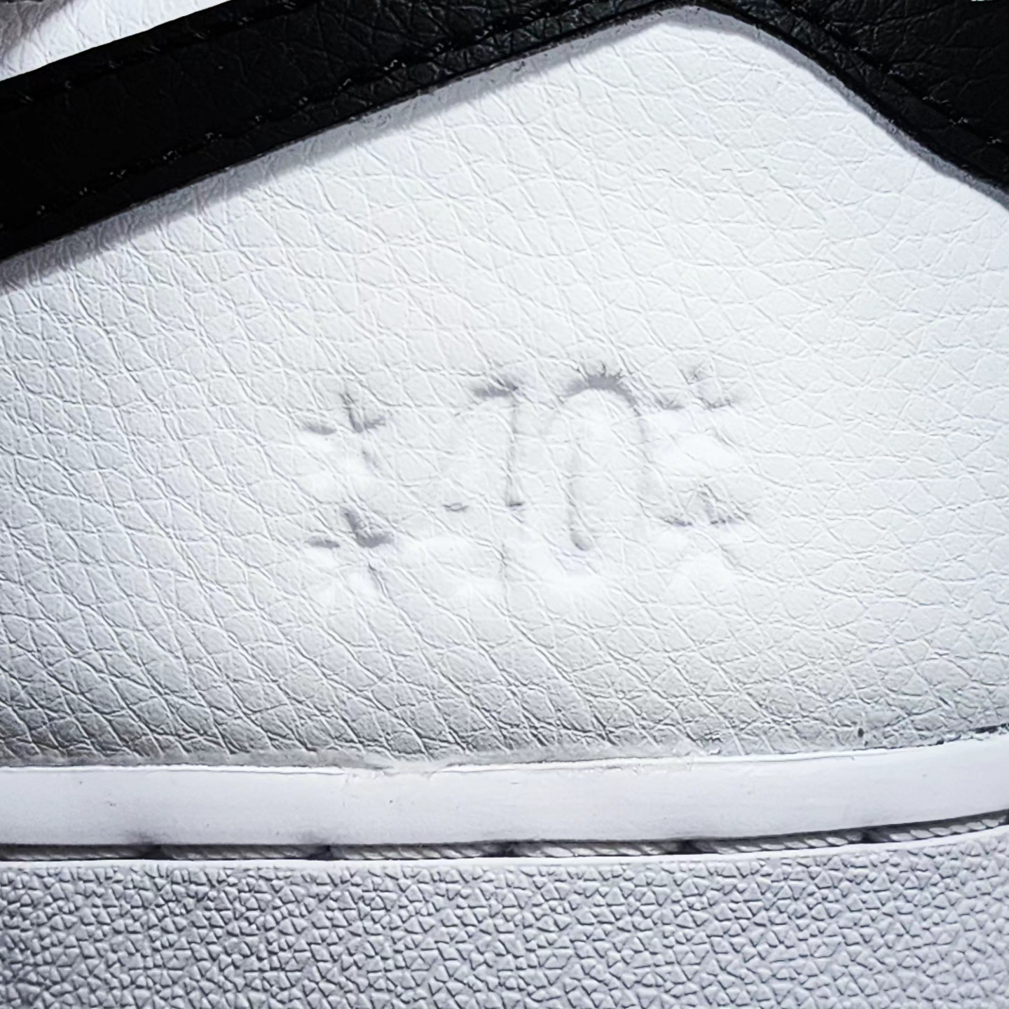 Nike Air Force 1 '07 LV8 40th Anniversary Join Forces White Black 착용 스타일 - 3