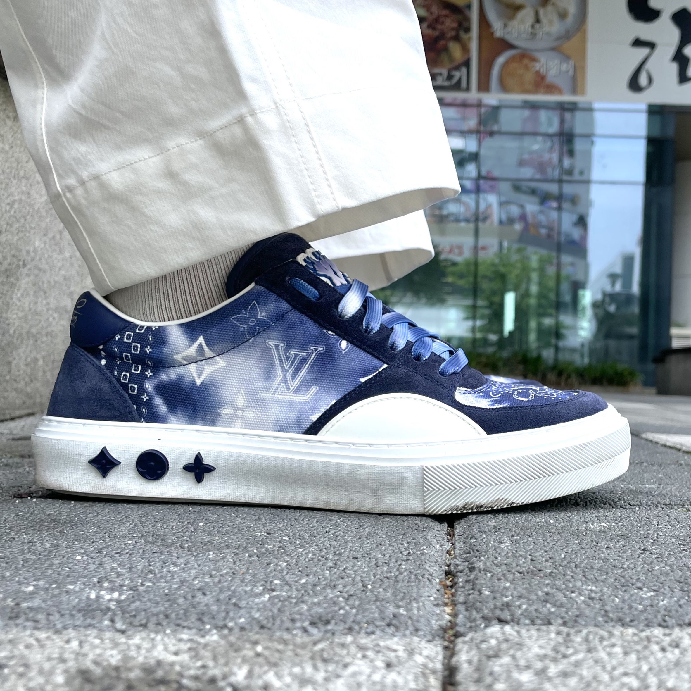 Louis Vuitton LV Ollie Sneakers Blue 착용 스타일