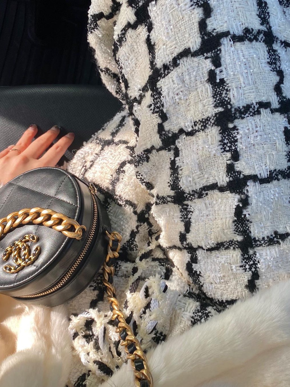 Chanel 19 Clutch With Chain Lambskin & Gold Black 착용 스타일