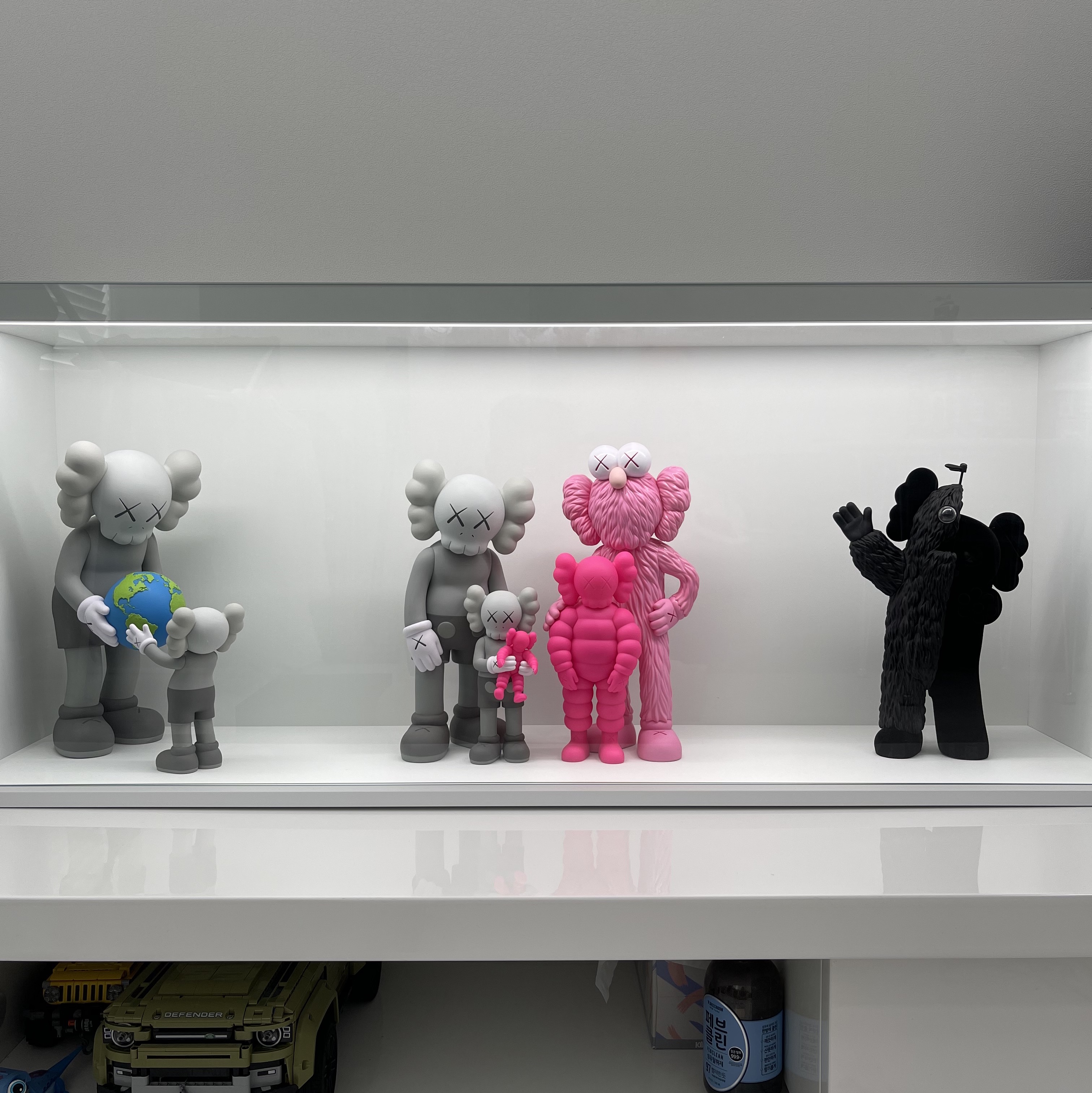 Kaws Kachamukku Vinyl Figure Black, Kaws The Promise Vinyl Figure Grey 착용 스타일 - 3