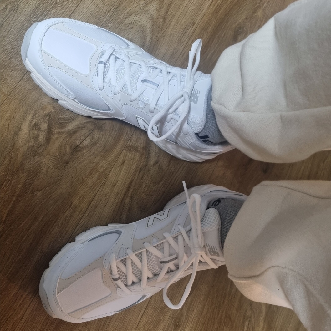 New Balance 530 White Cream 착용 스타일