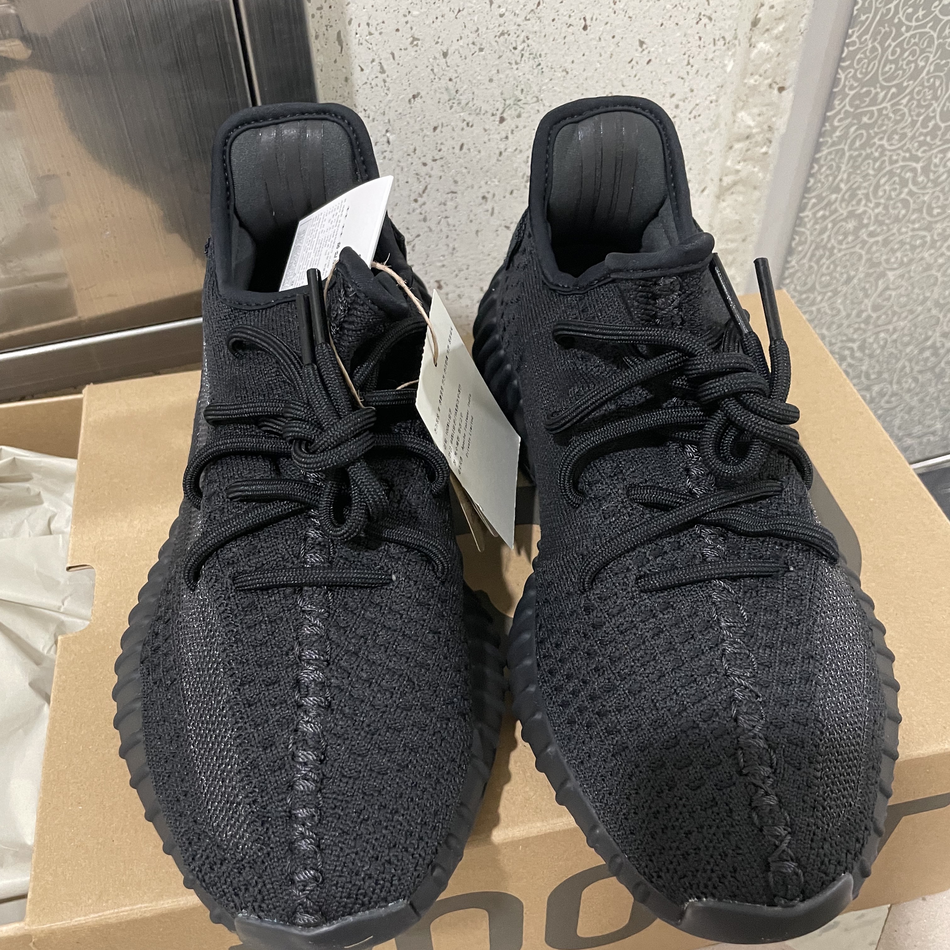 Adidas Yeezy Boost 350 V2 Onyx 착용 스타일