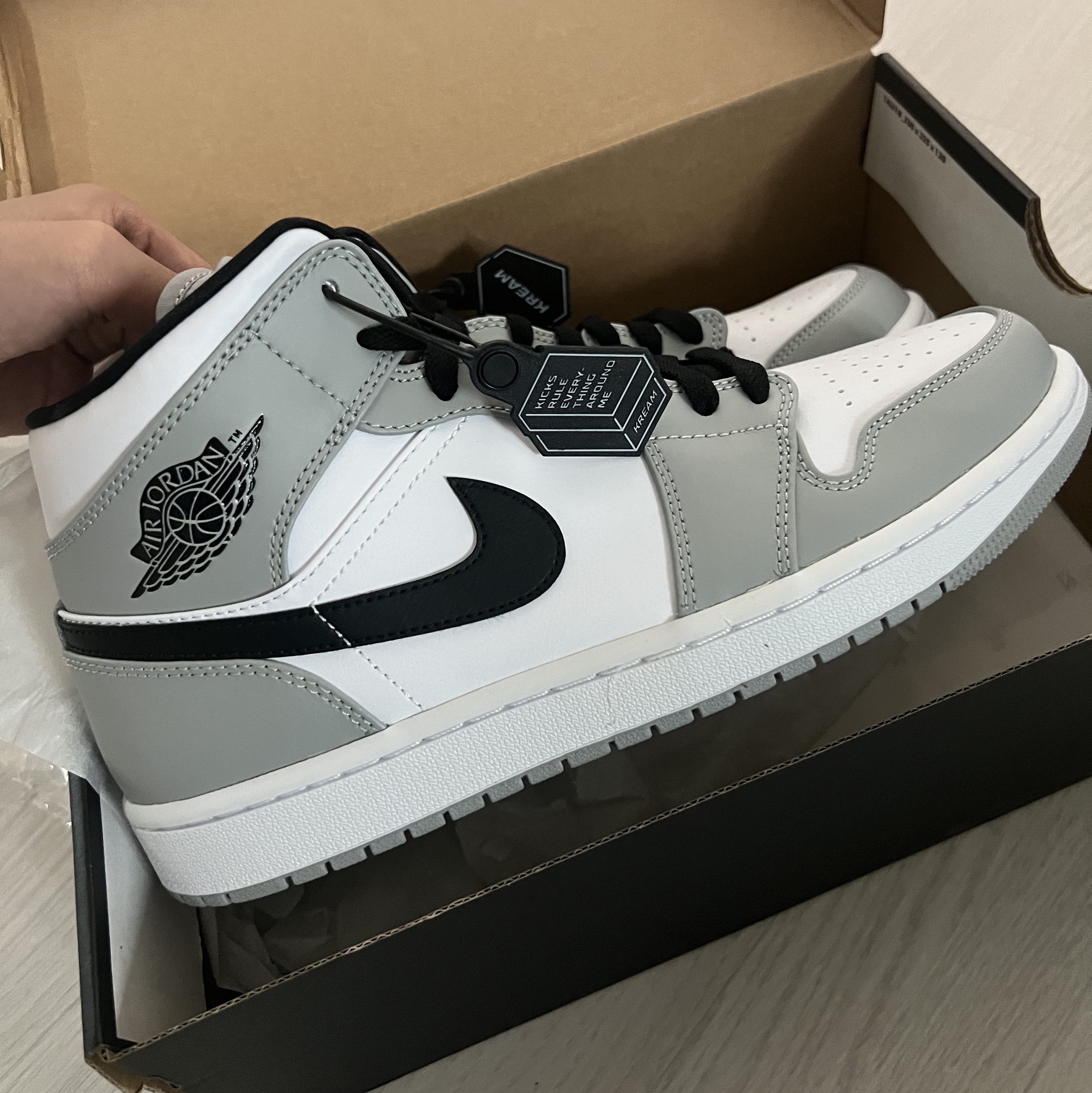 Jordan 1 Mid Light Smoke Grey 착용 스타일