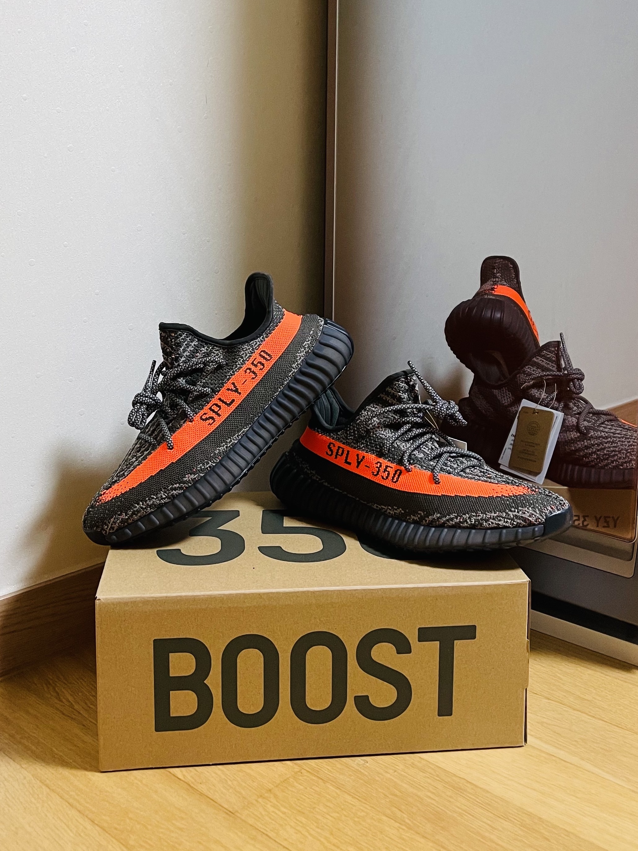 Adidas Yeezy Boost 350 V2 Carbon Beluga 착용 스타일