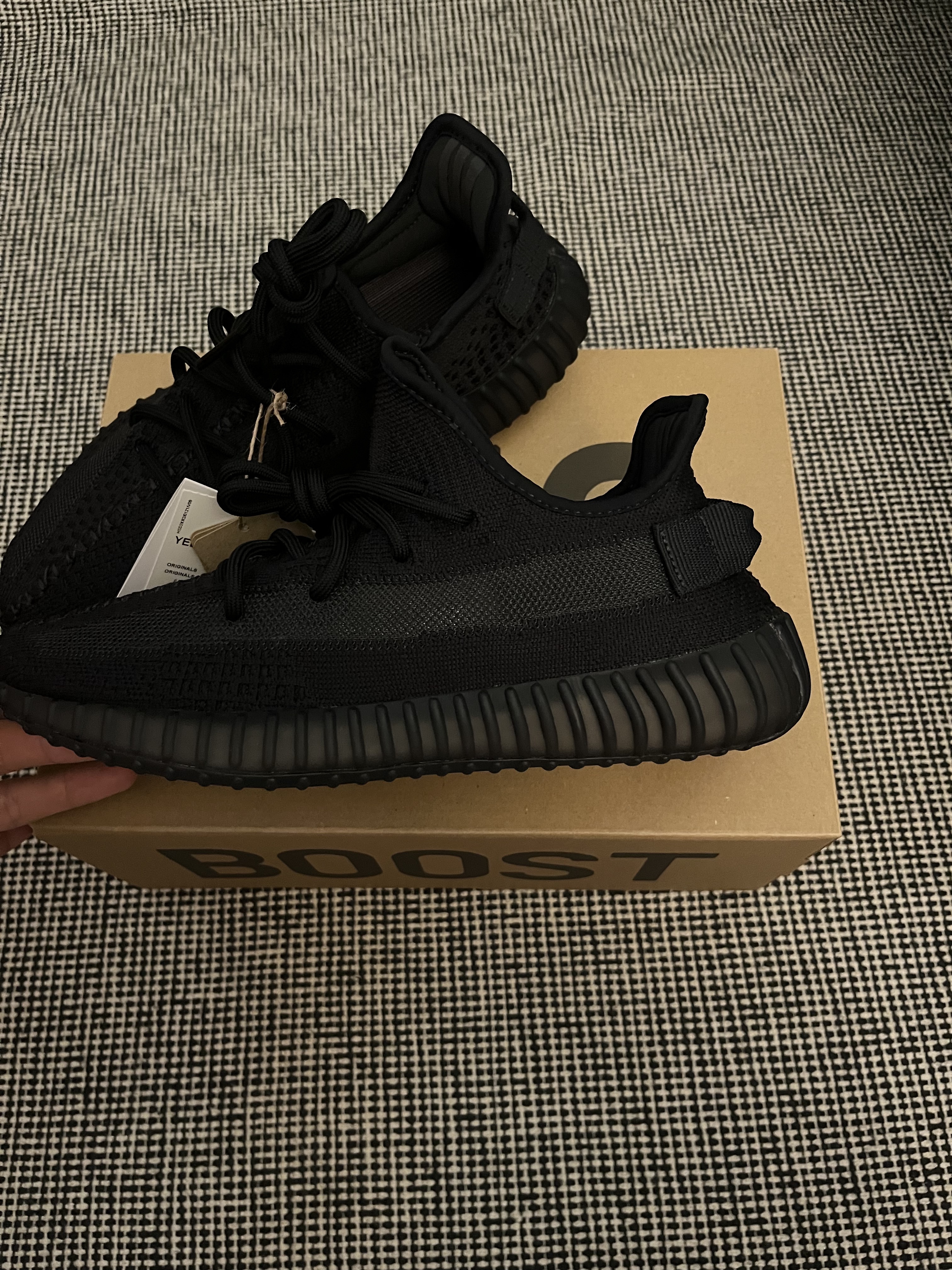 Adidas Yeezy Boost 350 V2 Onyx 착용 스타일 - 3