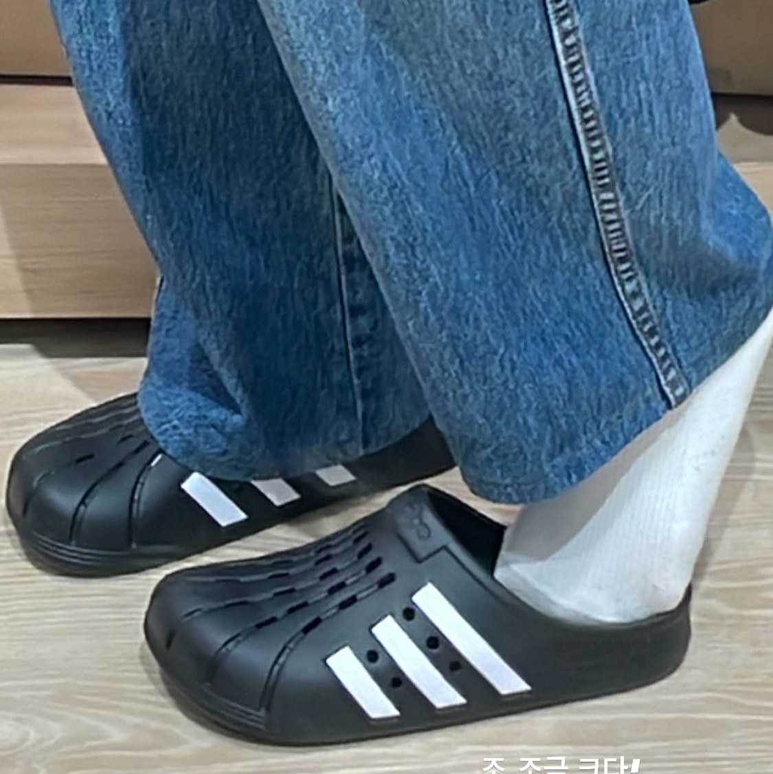Adidas Adilette Clog Black White 착용 스타일