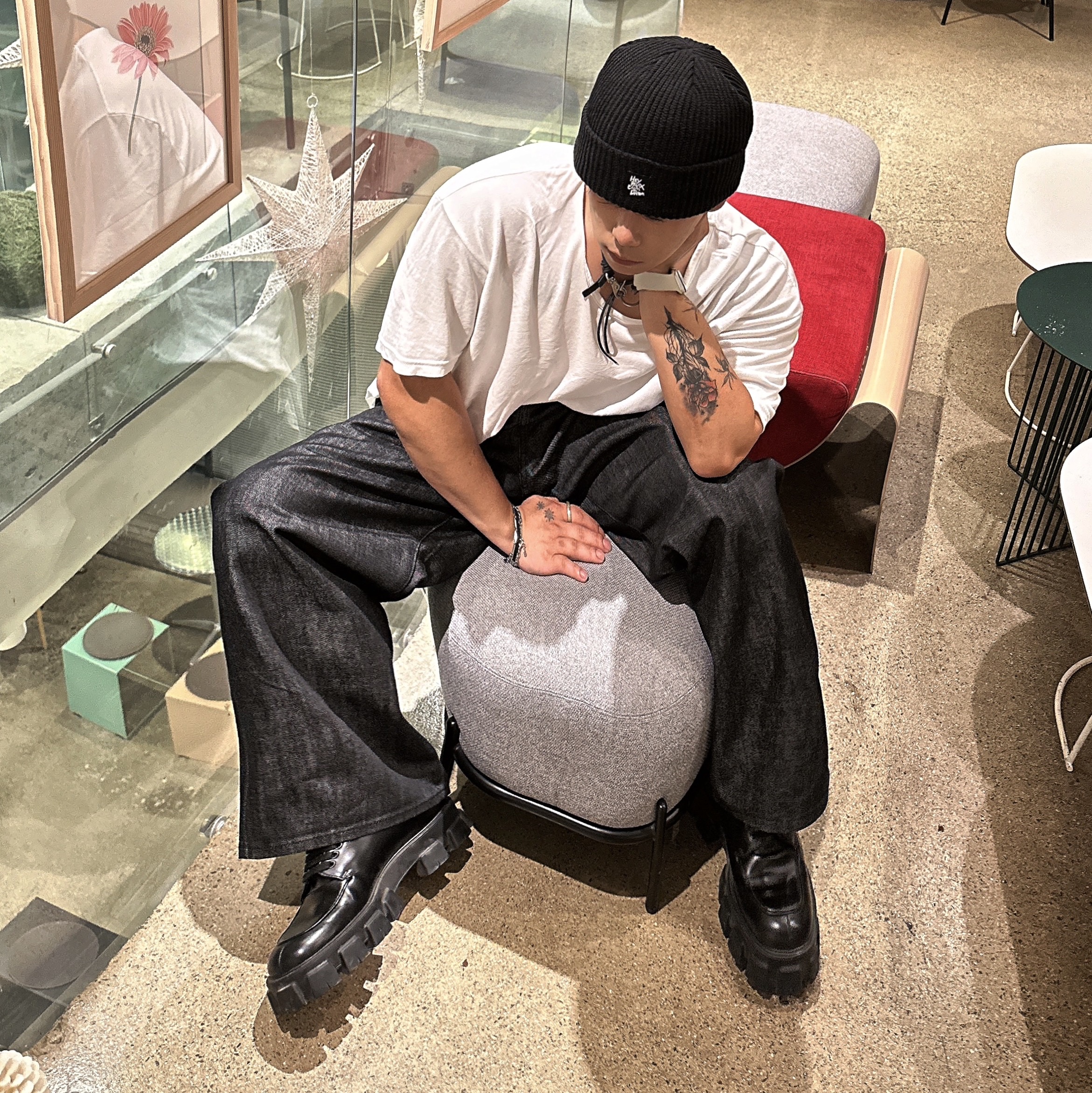 Our Legacy Ladon Leather Keychain Black, Prada Monolith Brushed Leather Lace-Up Shoes Black 착용 스타일 - 2