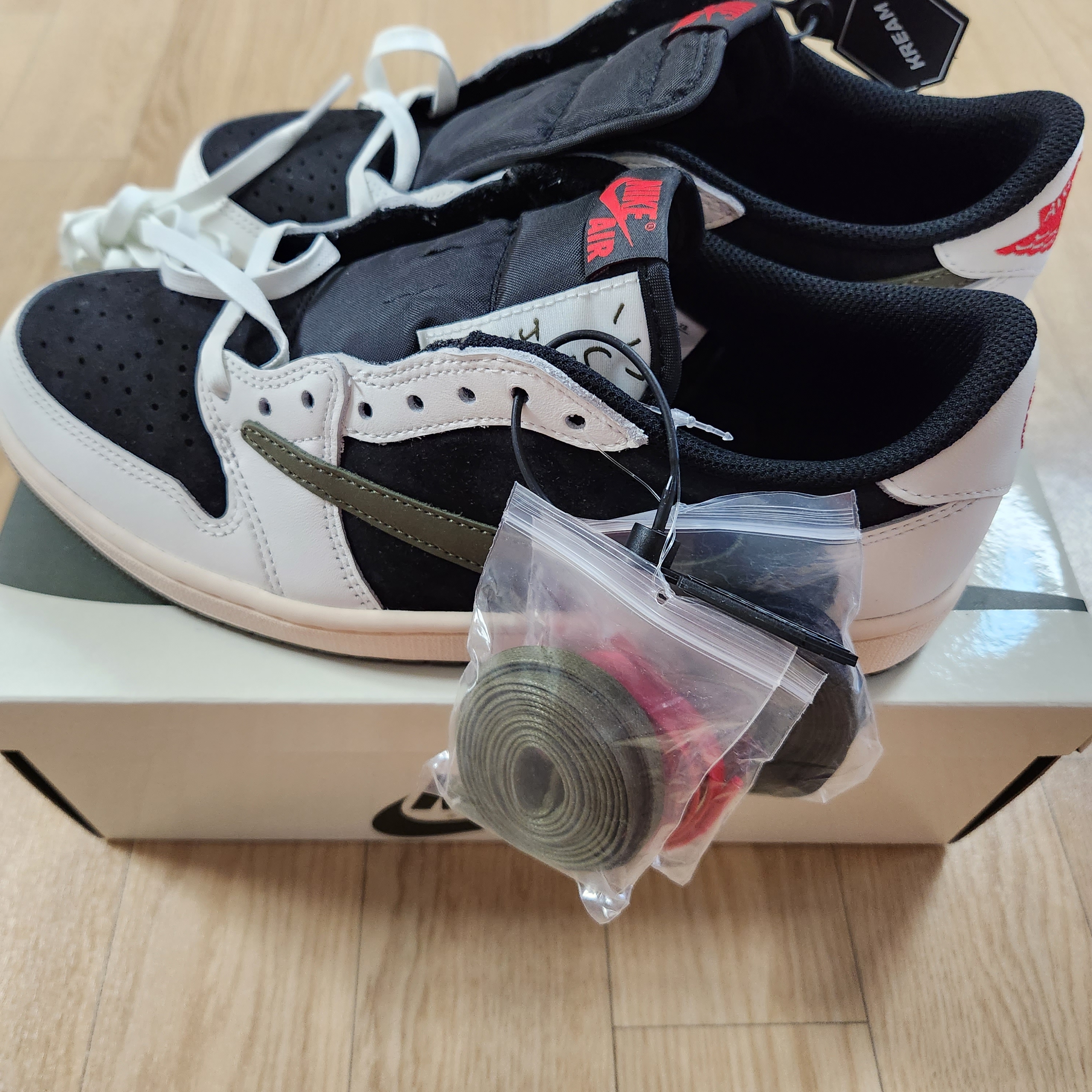 (W) Jordan 1 x Travis Scott Retro Low OG SP Medium Olive 착용 스타일 - 3