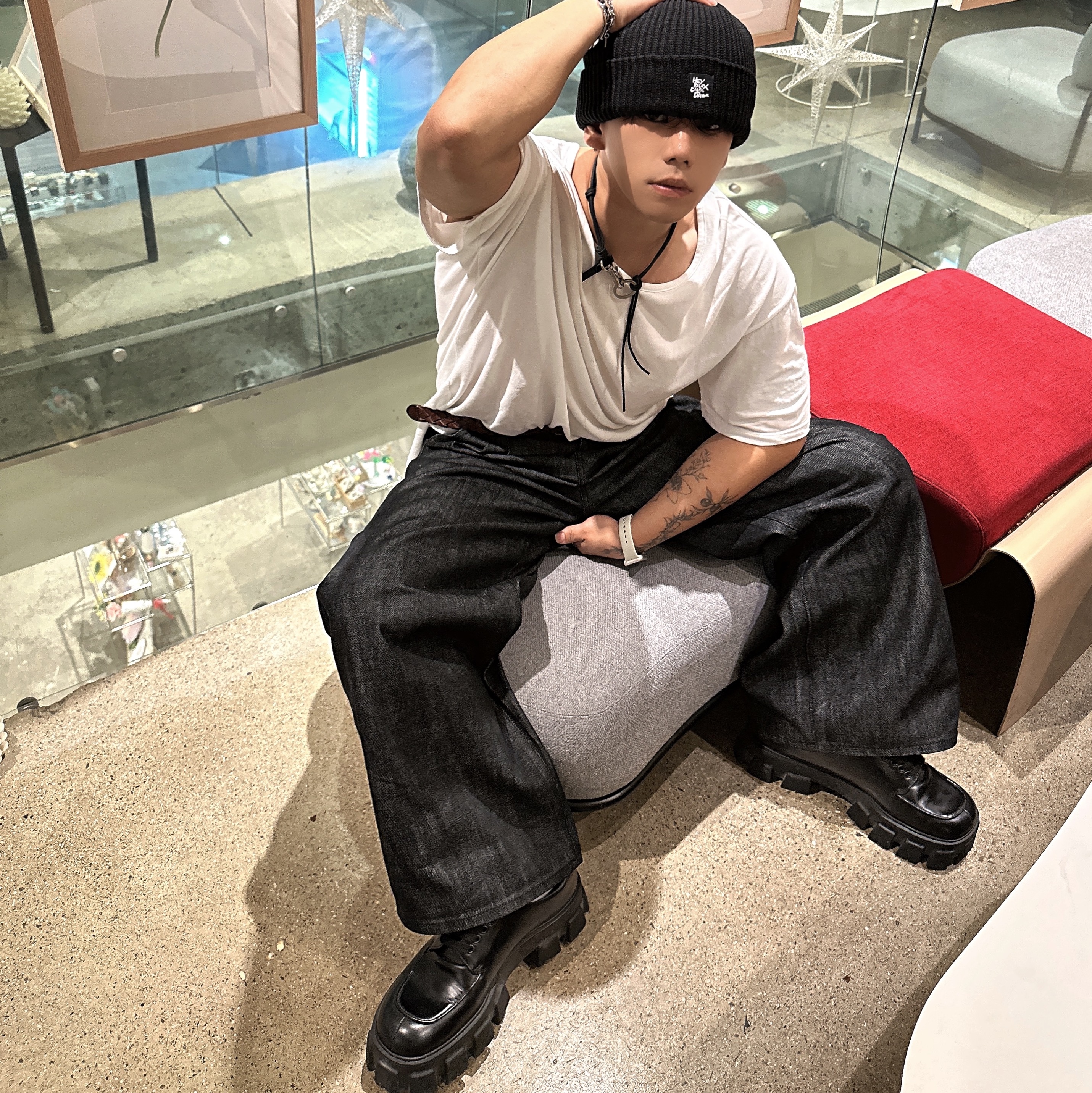 Our Legacy Ladon Leather Keychain Black, Prada Monolith Brushed Leather Lace-Up Shoes Black 착용 스타일 - 3