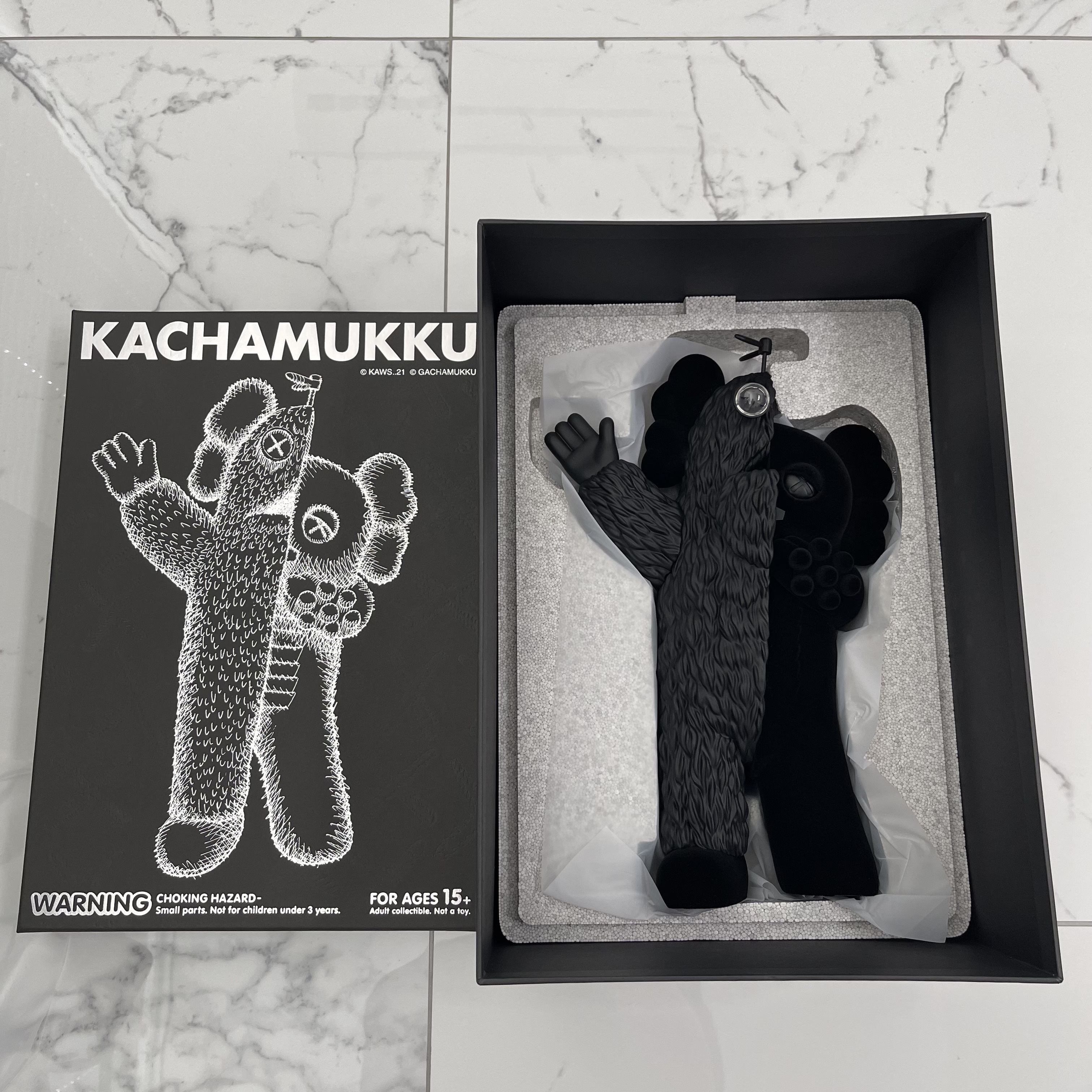 Kaws Kachamukku Vinyl Figure Black, Kaws The Promise Vinyl Figure Grey 착용 스타일 - 1
