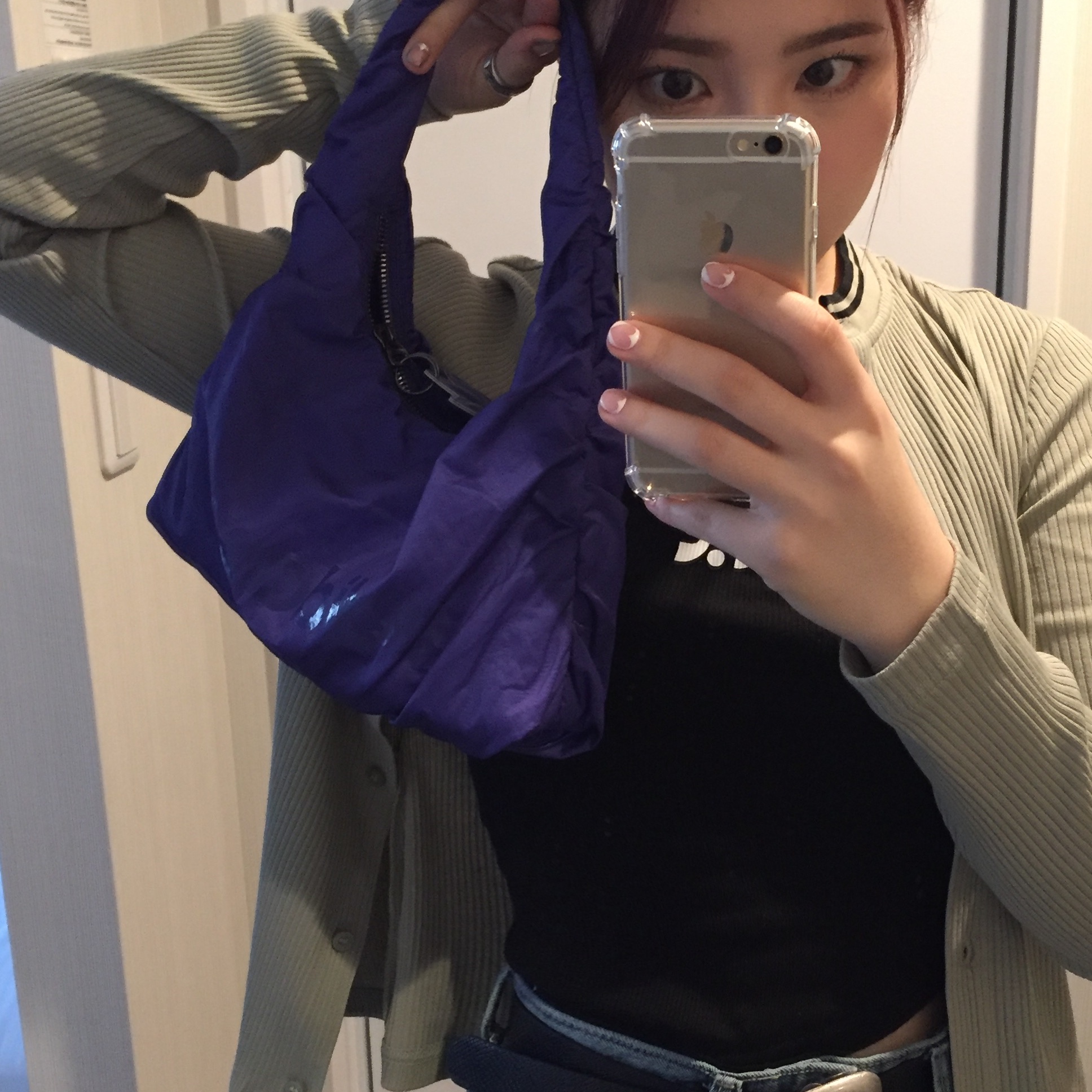 아디다스 사틴 스몰 숄더 백 에너지 잉크, 킨 샨티 블랙 던 블루 착용 스타일 - 3