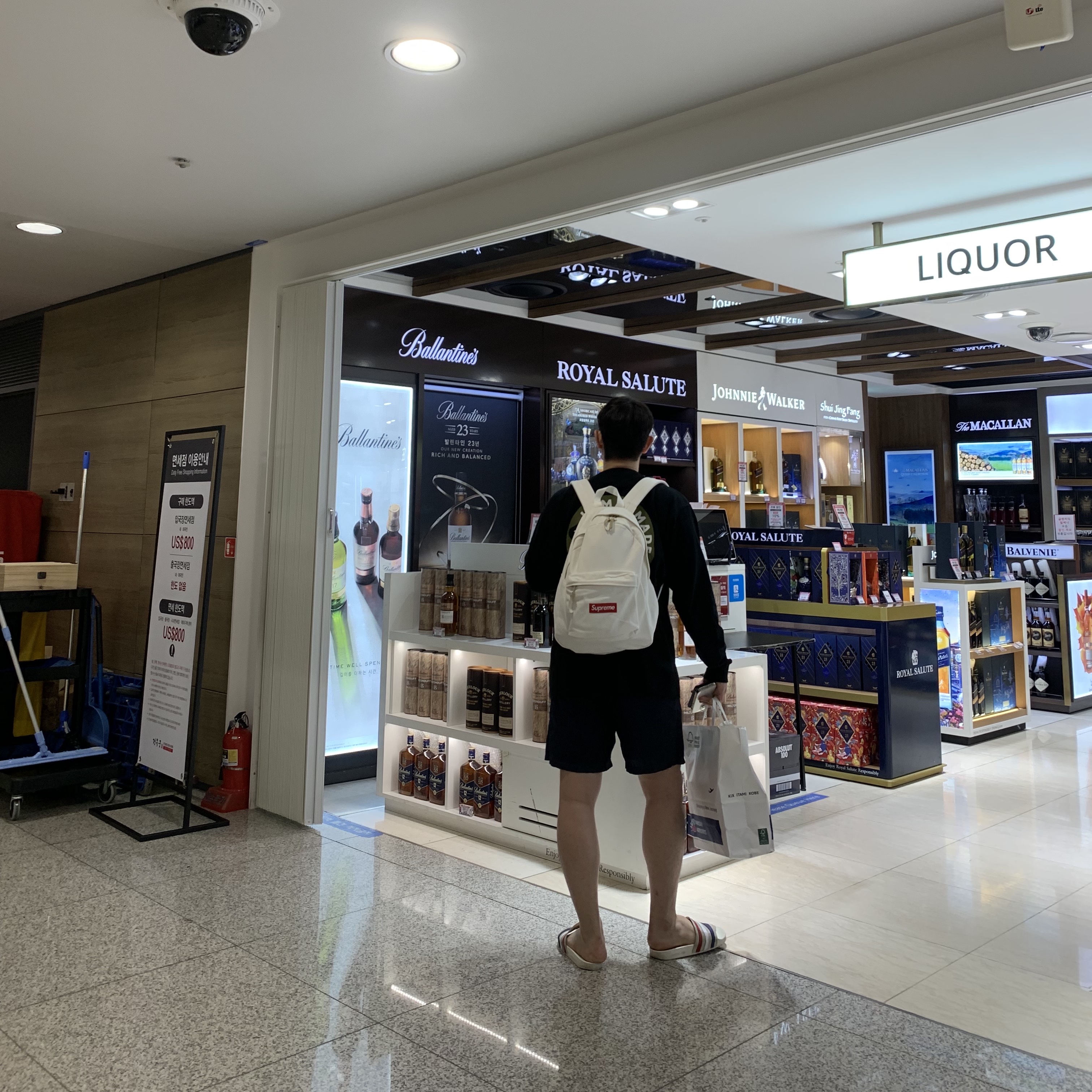 슈프림 캔버스 백팩 화이트 착용 스타일