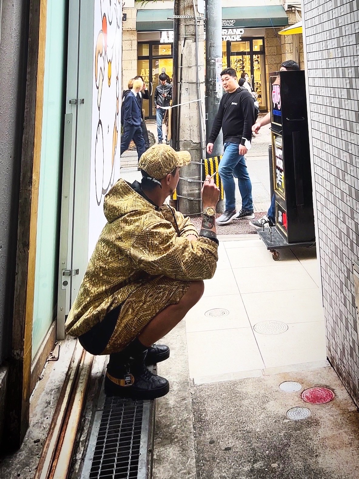 Supreme x Nike ACG Denim 6-Panel Gold Snakeskin - 22FW, Supreme x Nike ACG Denim Pullover Gold Snakeskin - 22FW 착용 스타일 - 2