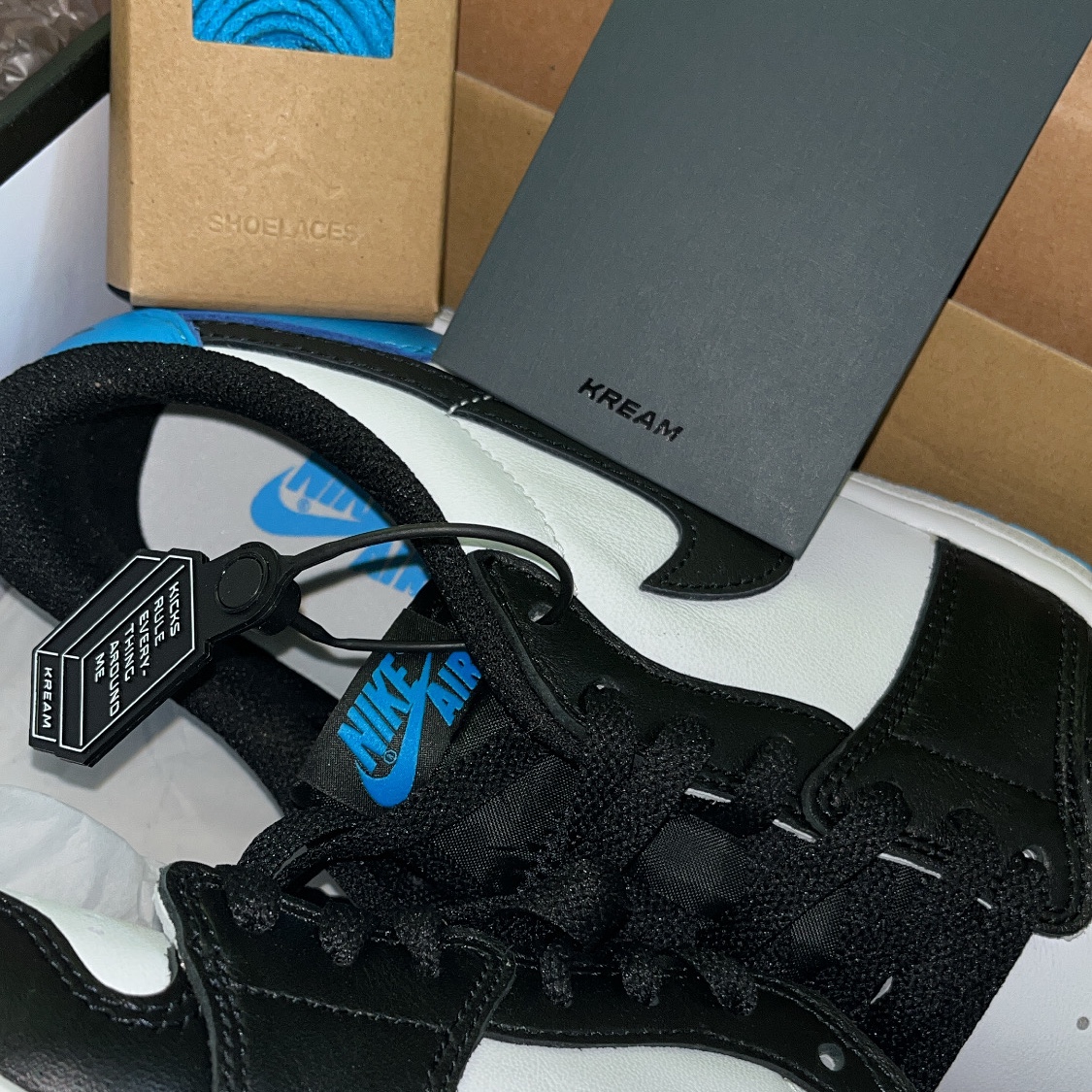 Jordan 1 Retro Low OG Black and Dark Powder Blue 착용 스타일 - 1