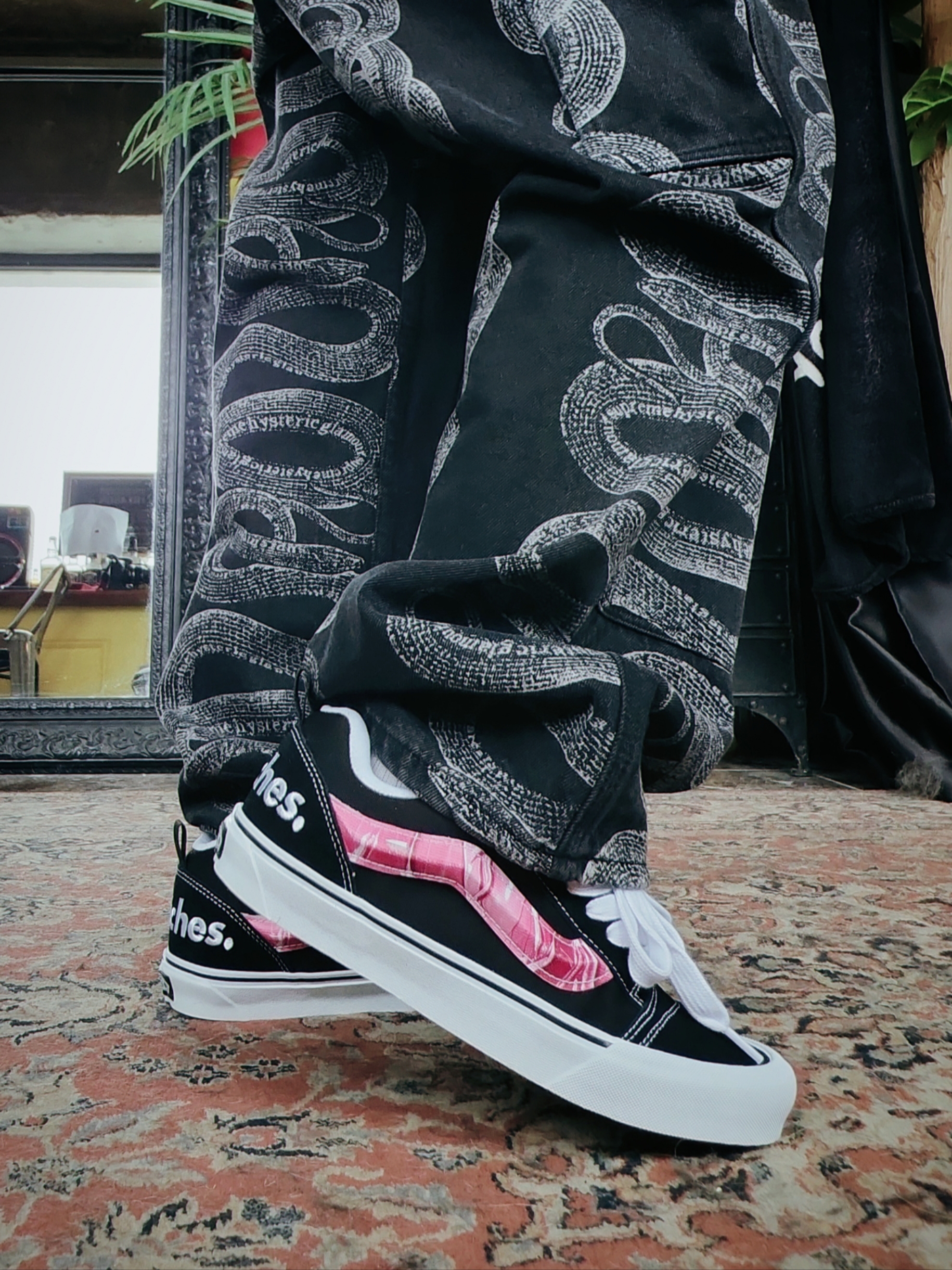 Vans x Peaches. Knu-Skool Black Pink, Supreme x Hysteric Glamour Snake Double Knee Denim Painter Pants Black - 21SS 착용 스타일 - 1