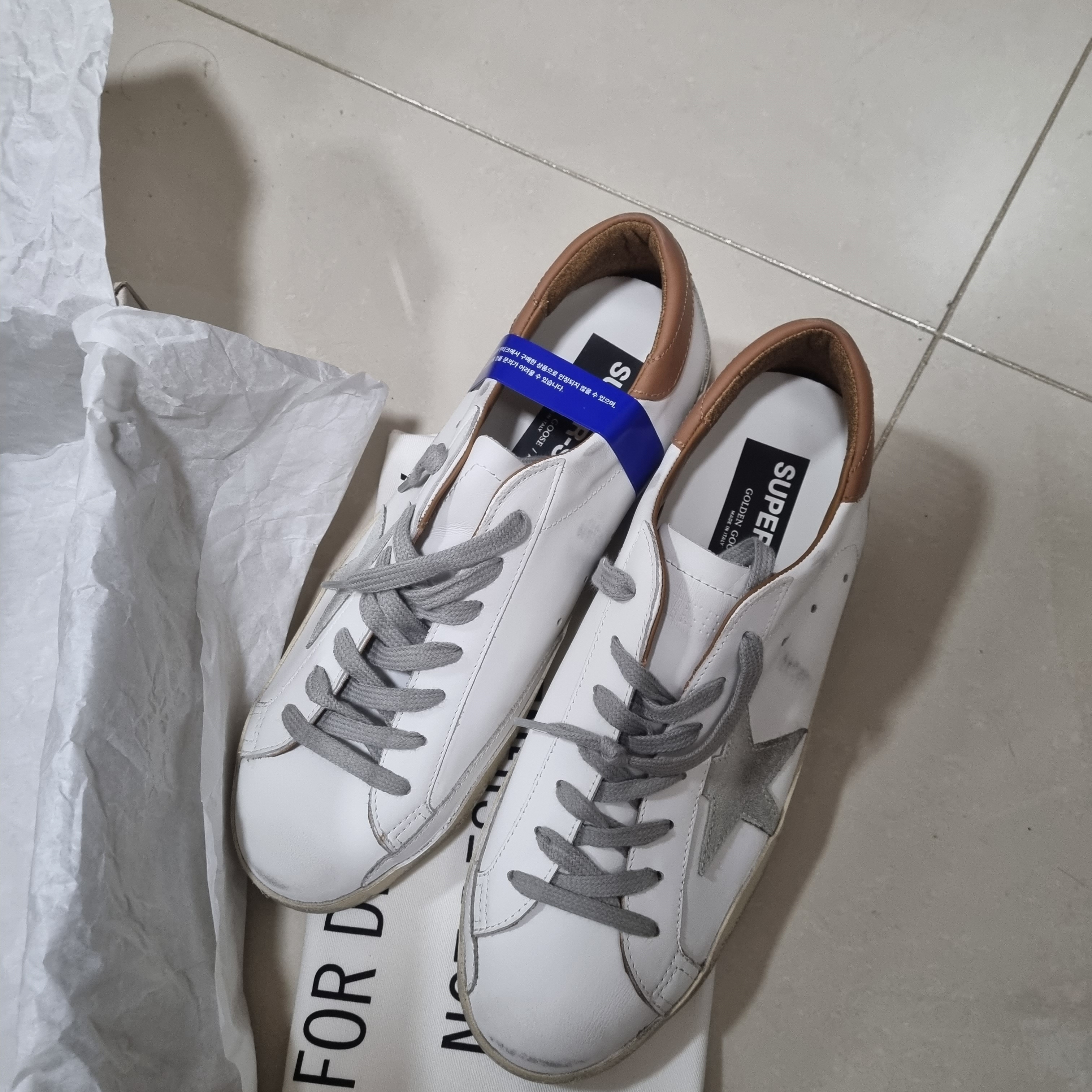 Golden Goose Superstar White Tan Heel Tab Sneakers 착용 스타일