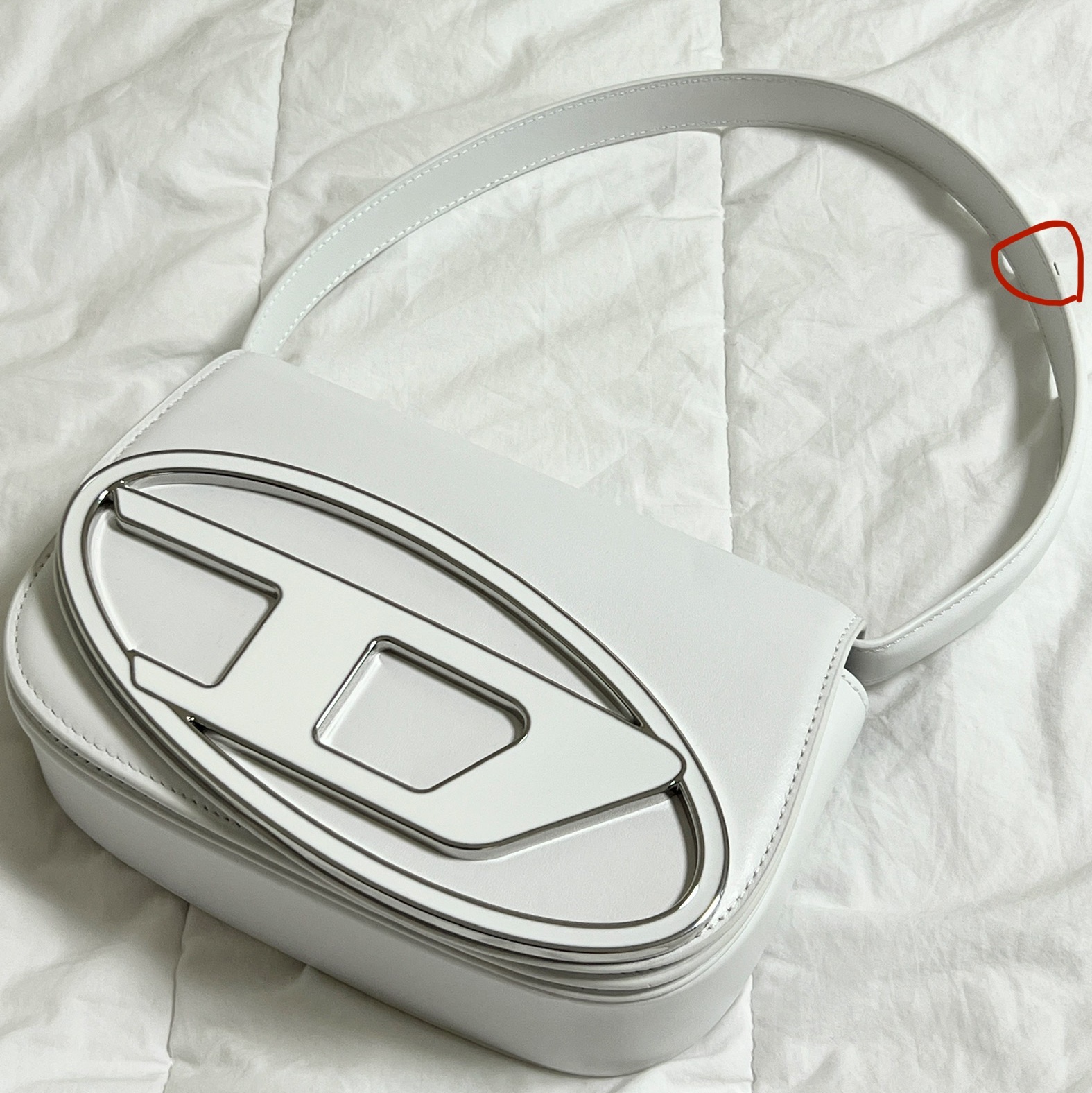 Diesel 1DR Shoulder Bag in Nappa Leather White 착용 스타일 - 1