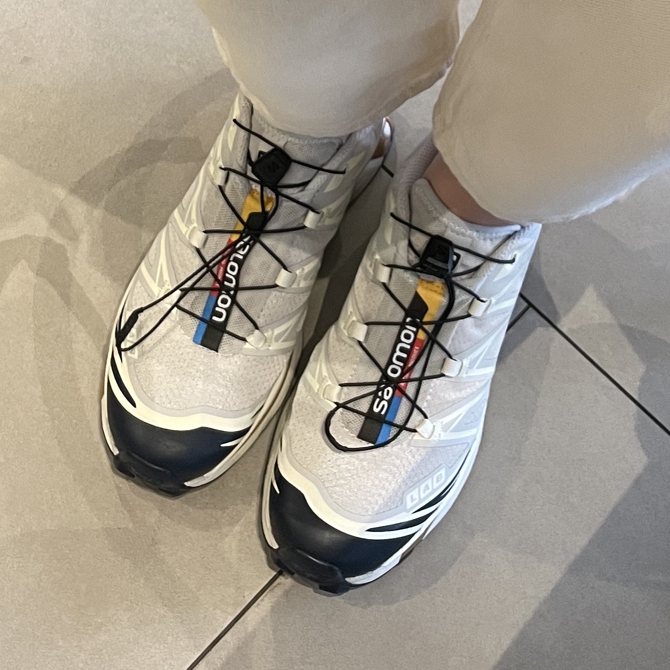 Salomon XT-6 Lunar Rock Dark Sapphire 착용 스타일
