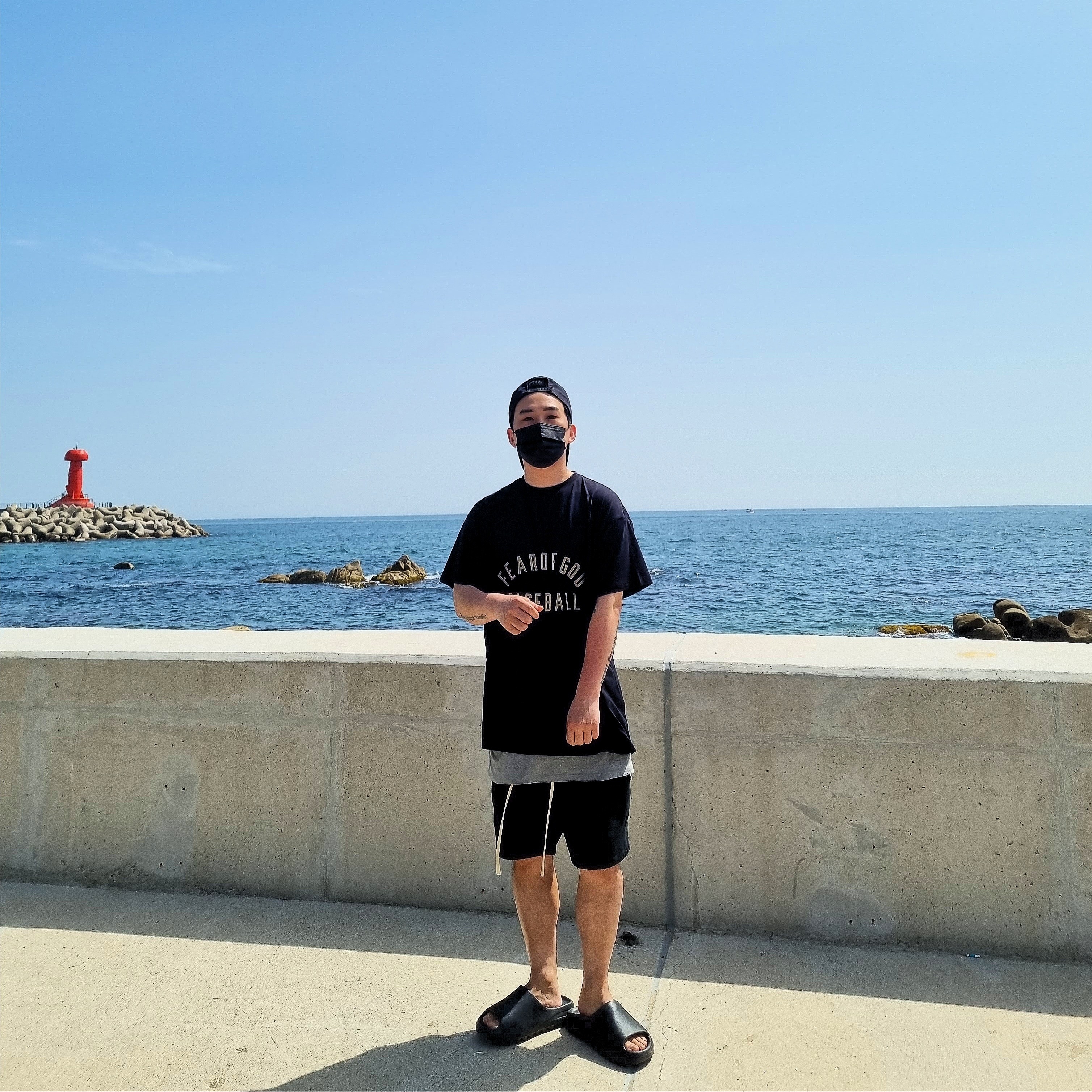 Adidas Yeezy Slide Onyx, Fear of God Baseball T-Shirt Vintage Black 착용 스타일
