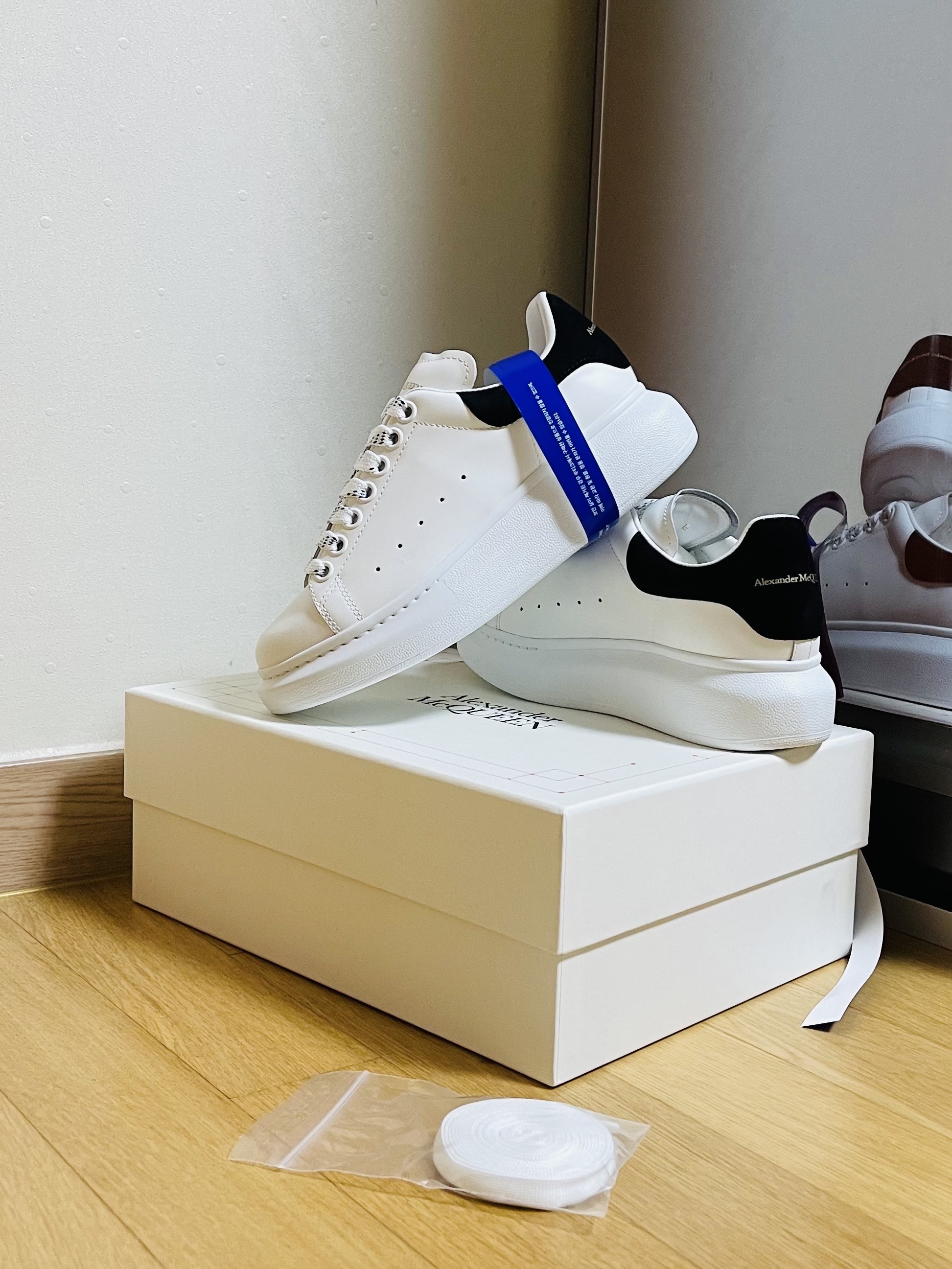 (W) Alexander McQueen Oversized Sneakers White Black 착용 스타일