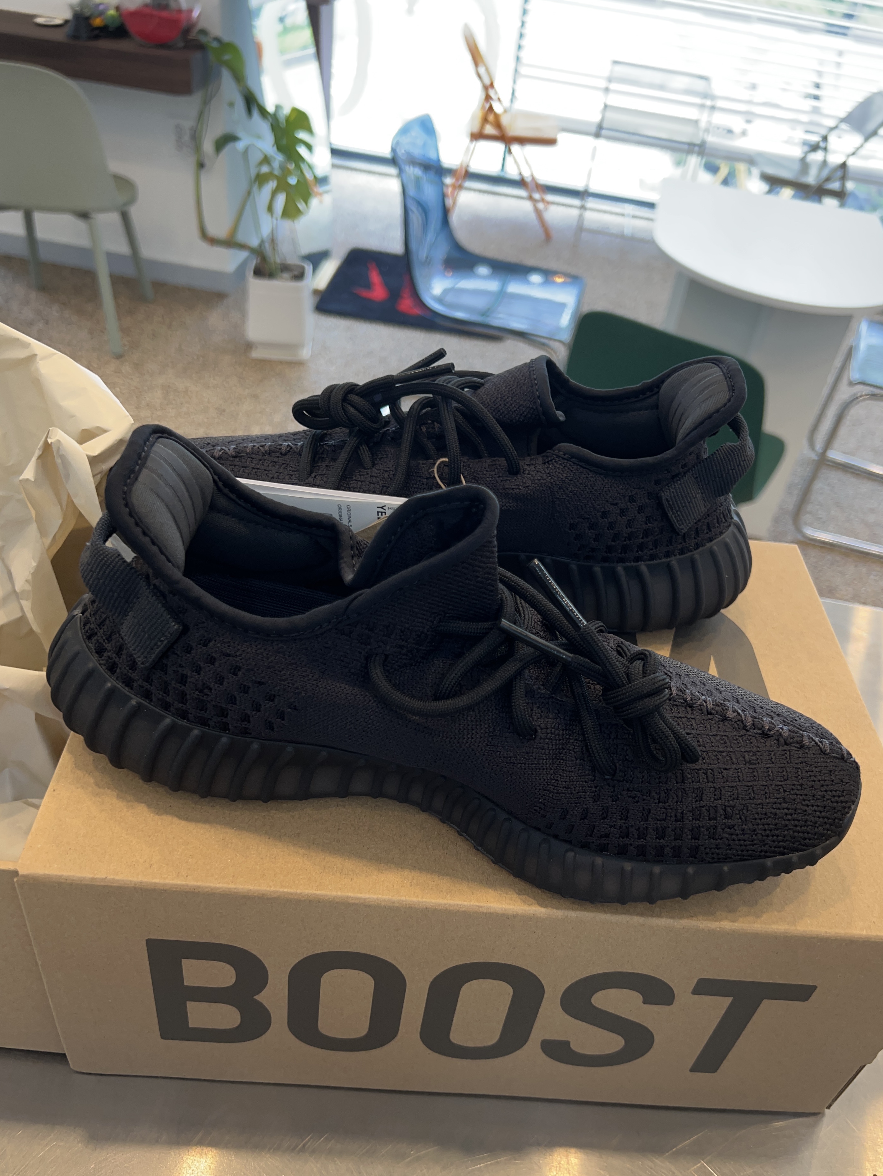 Adidas Yeezy Boost 350 V2 Onyx 착용 스타일 - 1