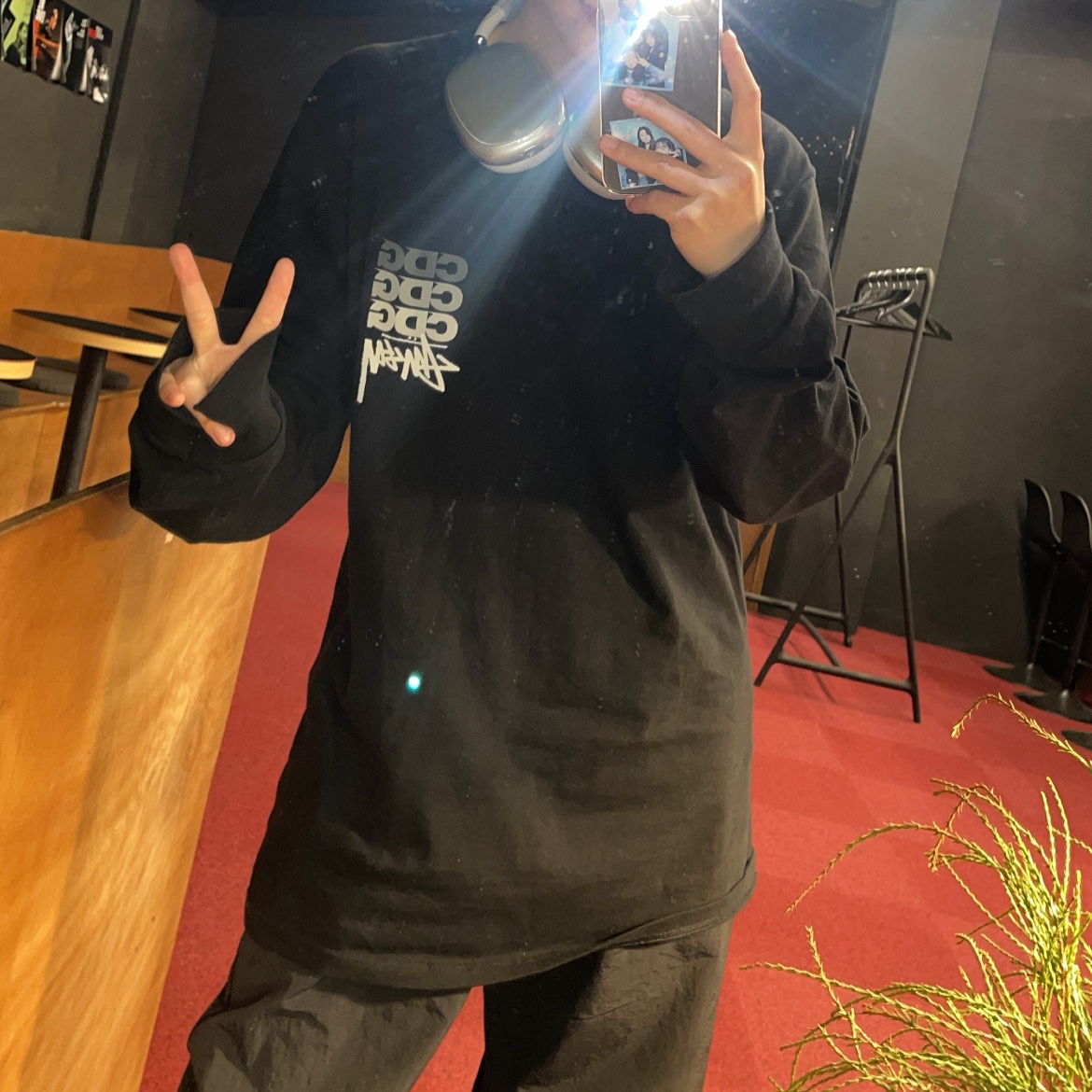 스투시 x CDG 닷 롱슬리브 티셔츠 블랙 착용 스타일