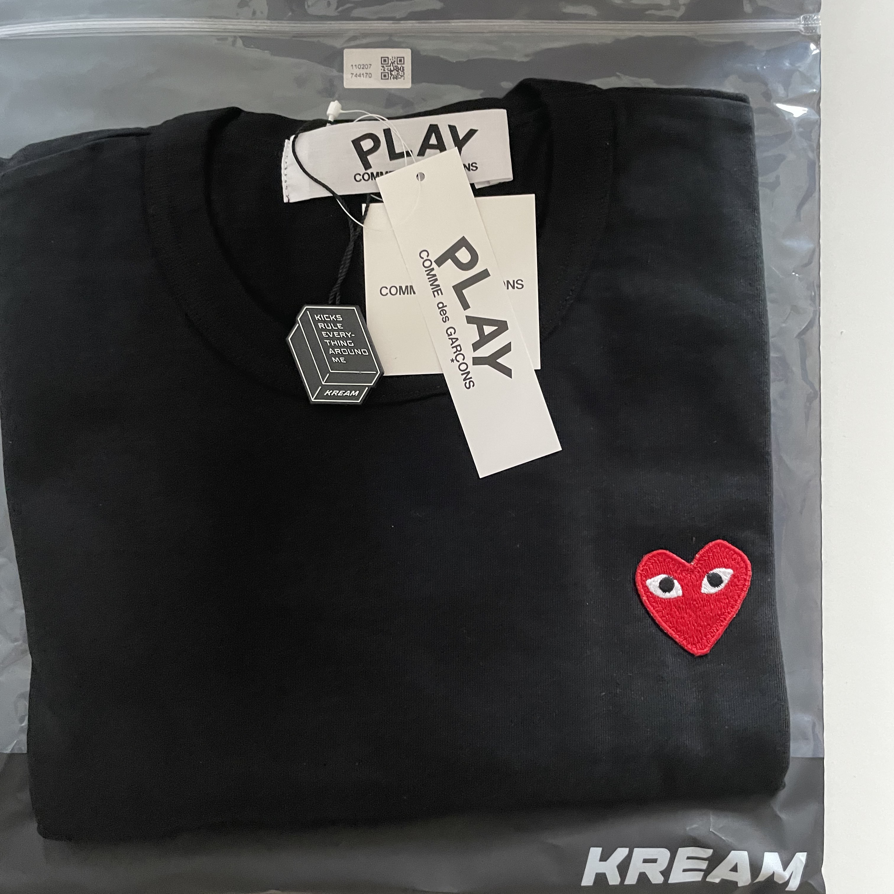 Play Comme des Garcons Red Heart T-Shirt Black 착용 스타일