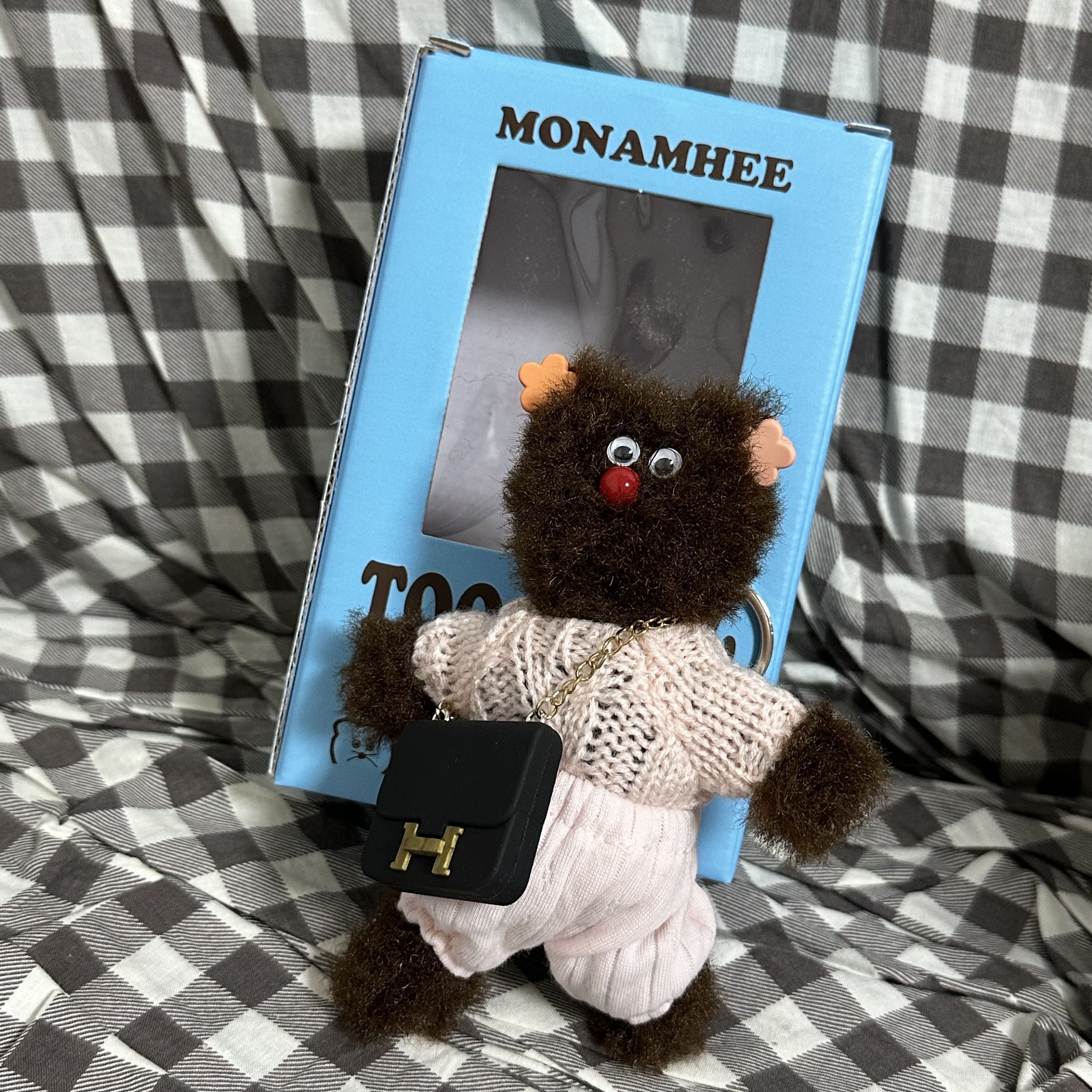 [KREAM 단독] Monamhee Bred Keyring with Pink Pants Brown 착용 스타일