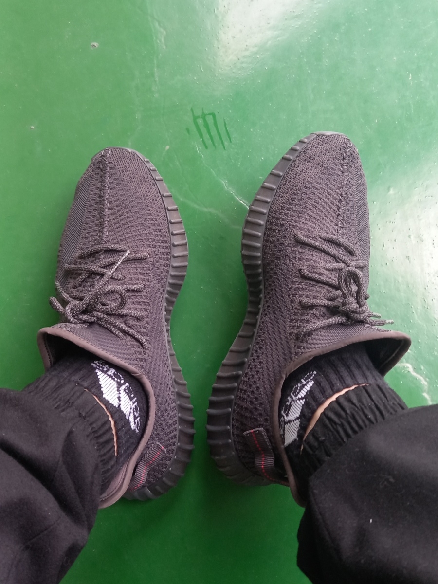 Adidas Yeezy Boost 350 V2 Black - Non-Reflective 착용 스타일