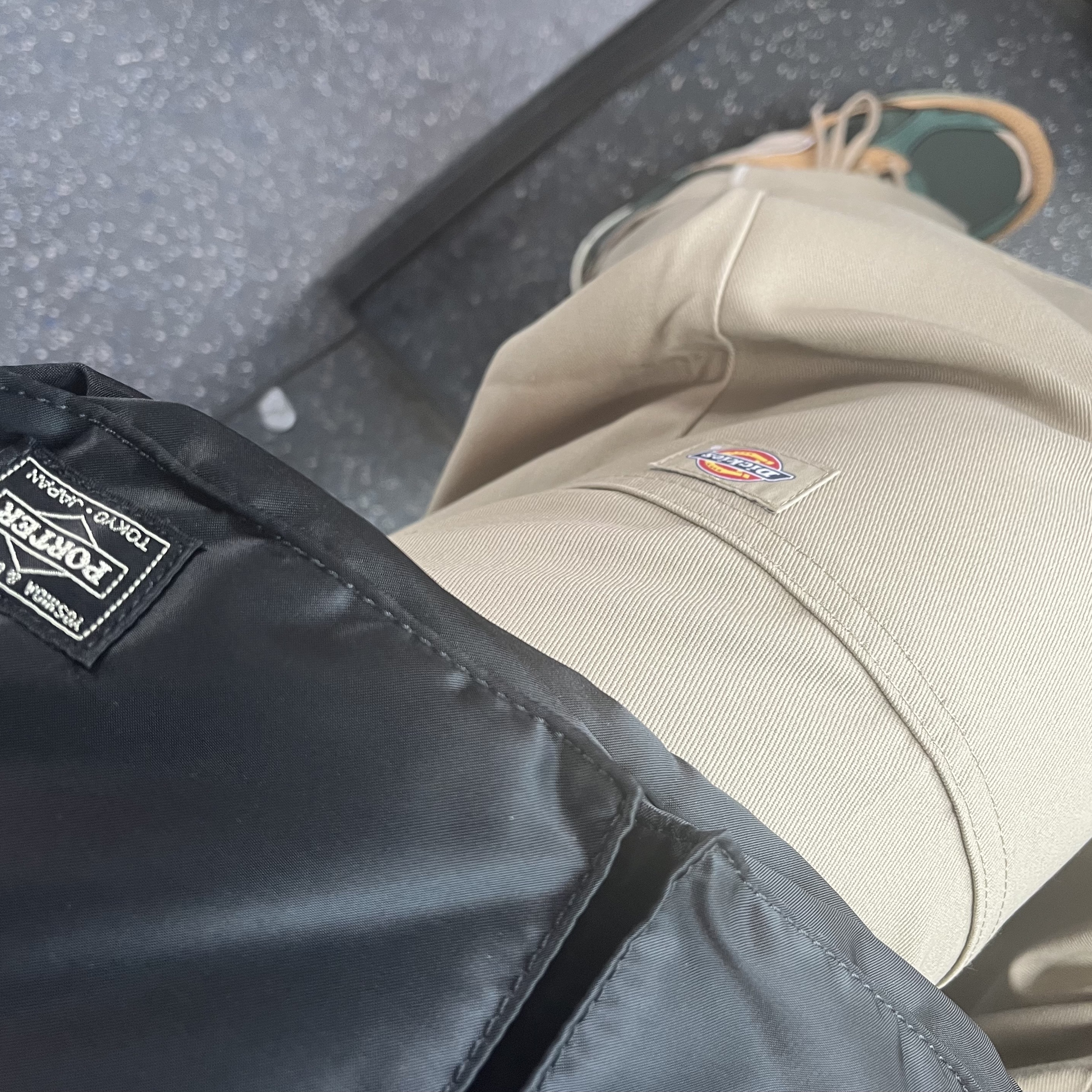 Porter Tanker Shoulder Bag L Black 착용 스타일