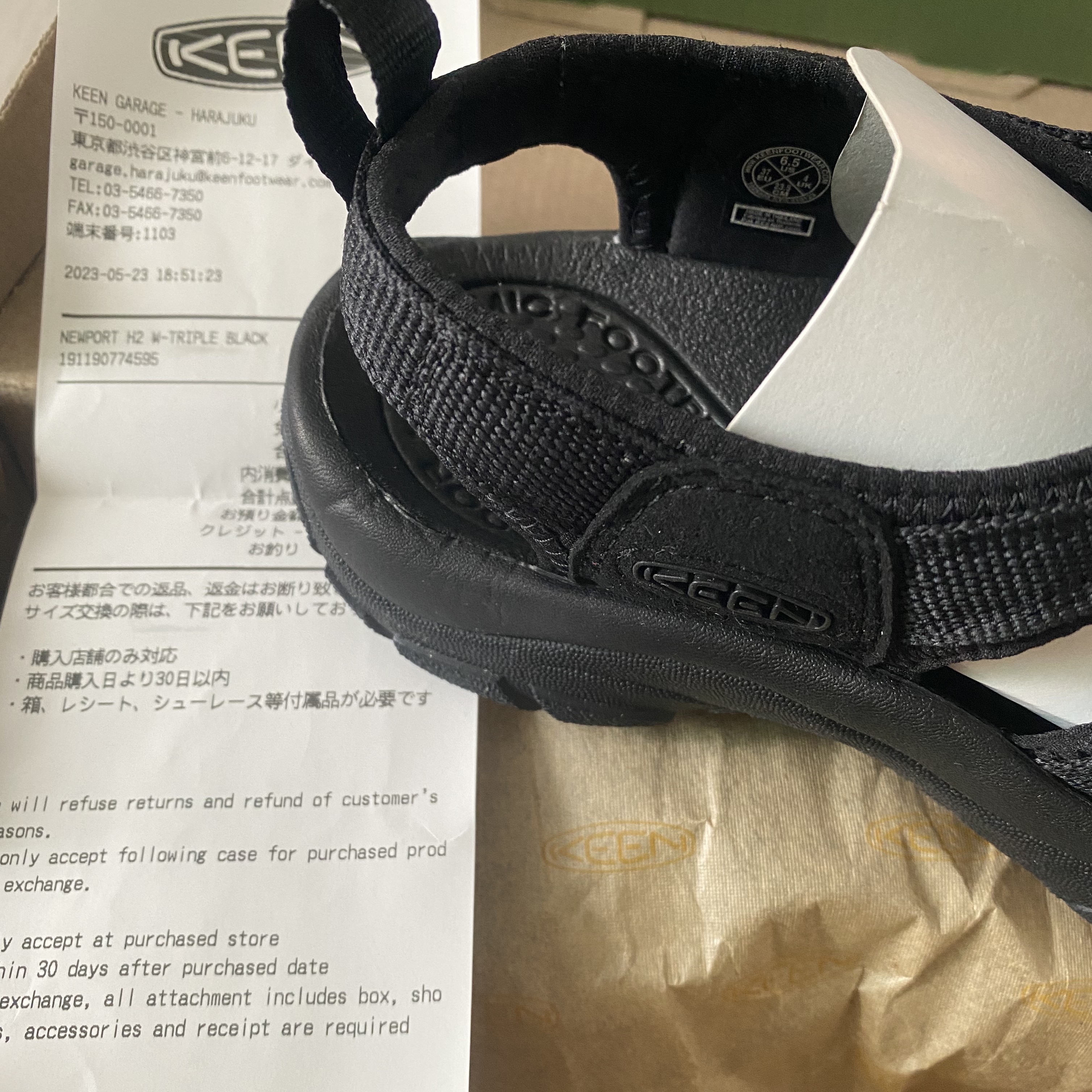 킨 뉴포트 H2 트리플 블랙 착용 스타일 - 2