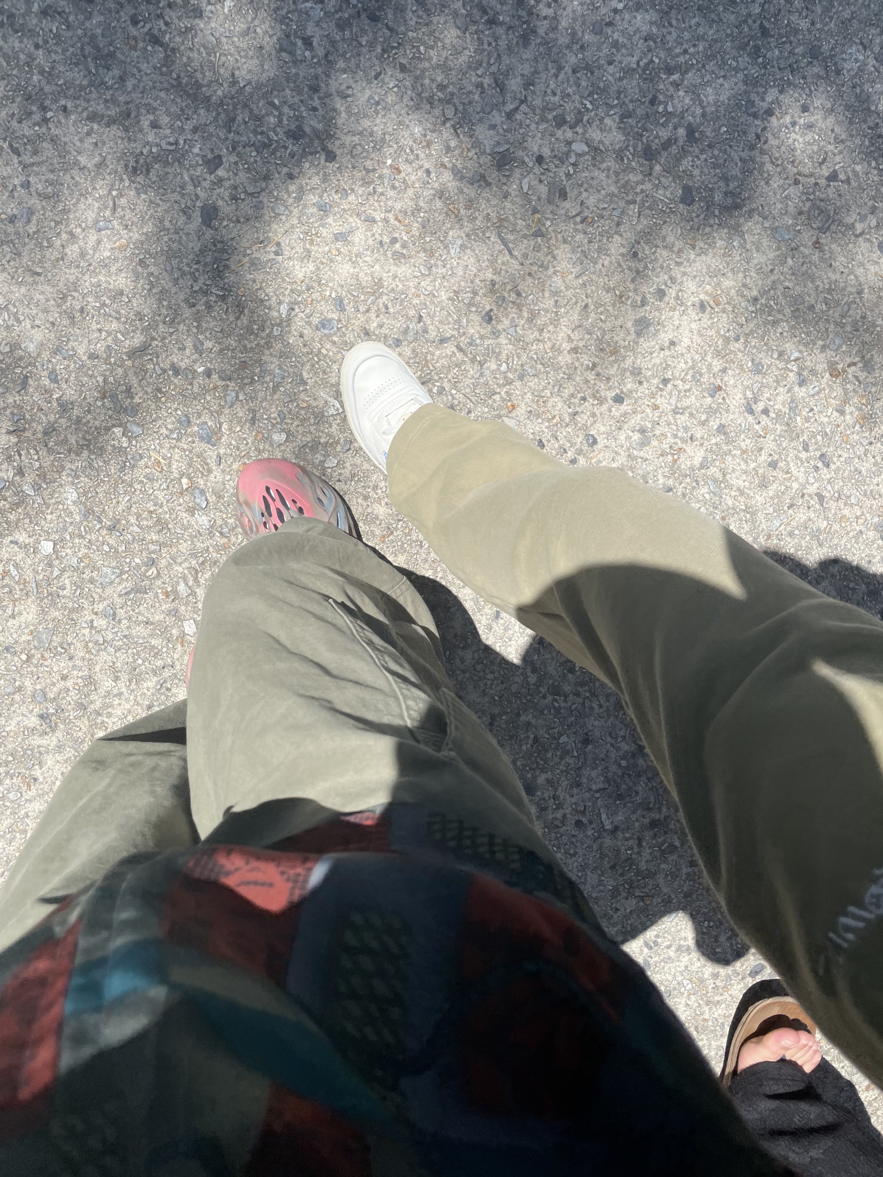 Adidas Yeezy Foam RNNR MX Sand Grey 착용 스타일 - 2